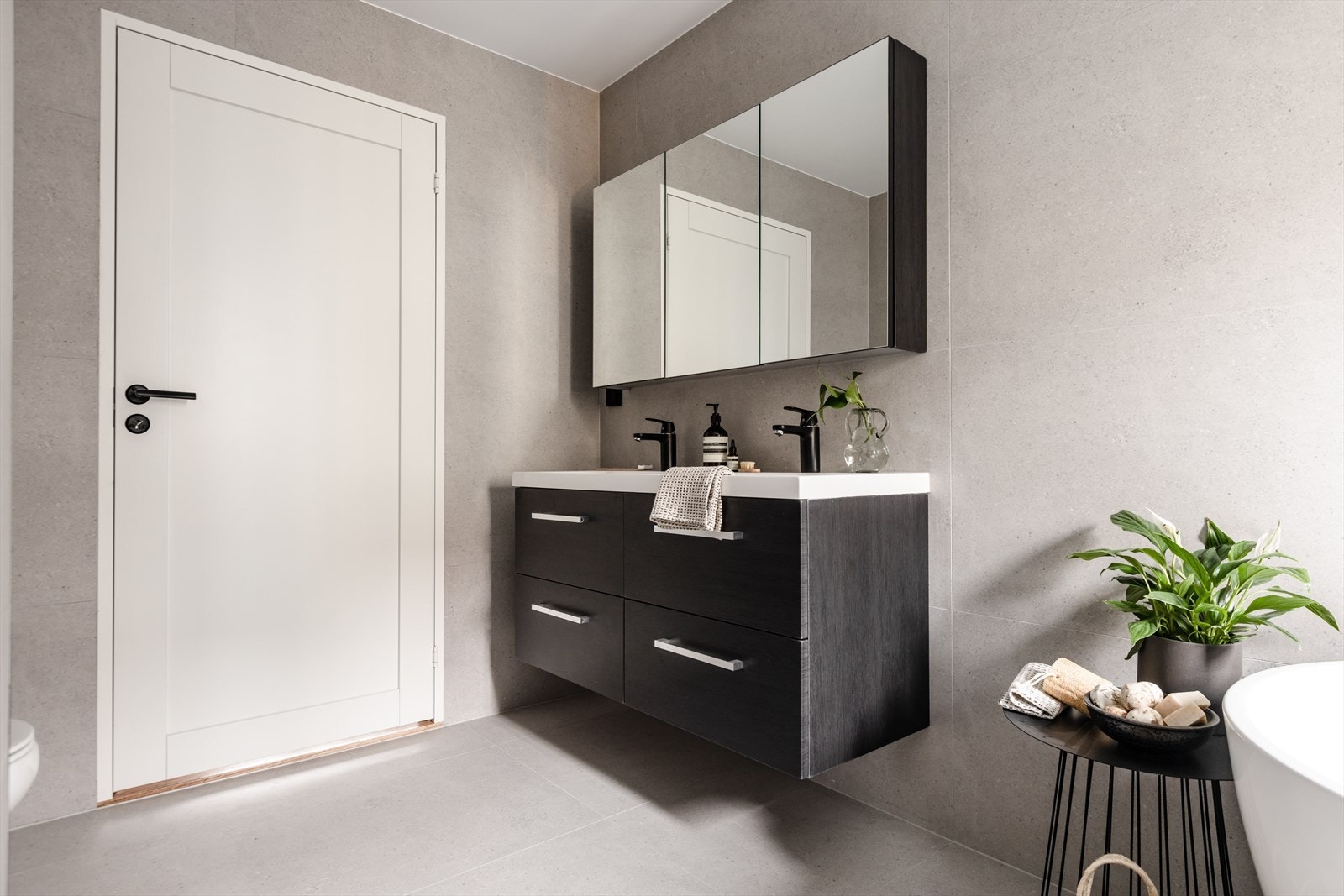 Badet har opplegg for vaskemaskin, og har varmekabler i gulvet. Galleribilde
