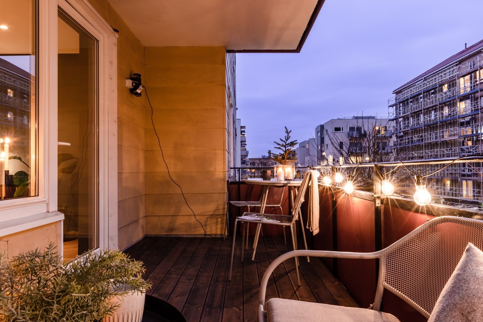 På sommer blir balkongen en utvidelse av stuen, med god plass til sittegruppe og mer. Med utelys og stikkontakt kan balkongen benyttes til langt ut på kveldene Galleribilde