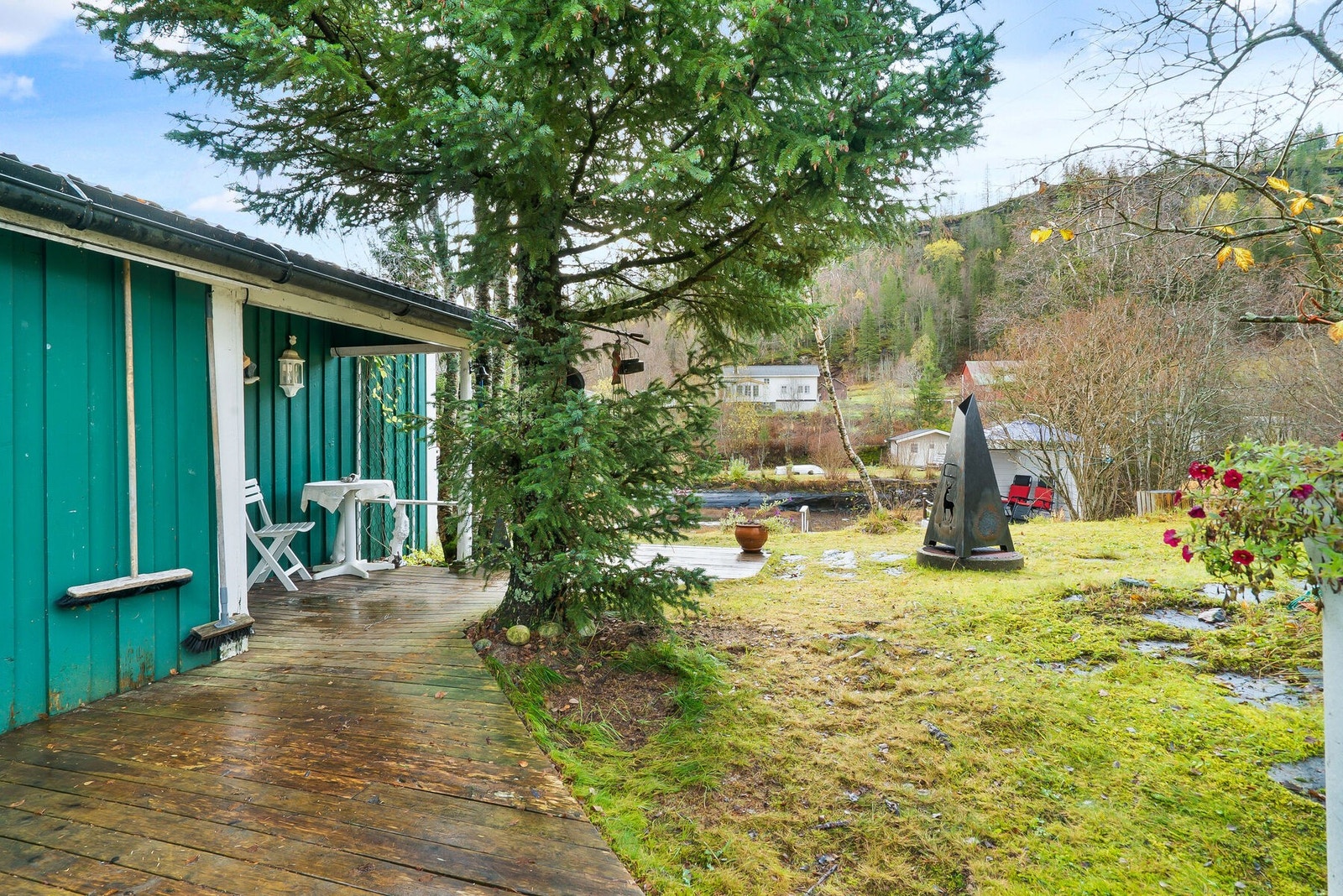 Hytta har en fantastisk beliggenhet ved fjorden Galleribilde