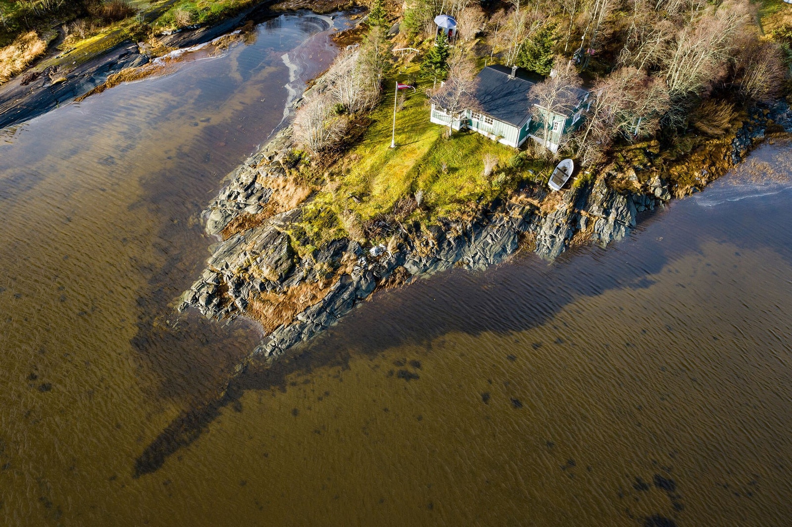 Dronebilde av hytta og området rundt Galleribilde