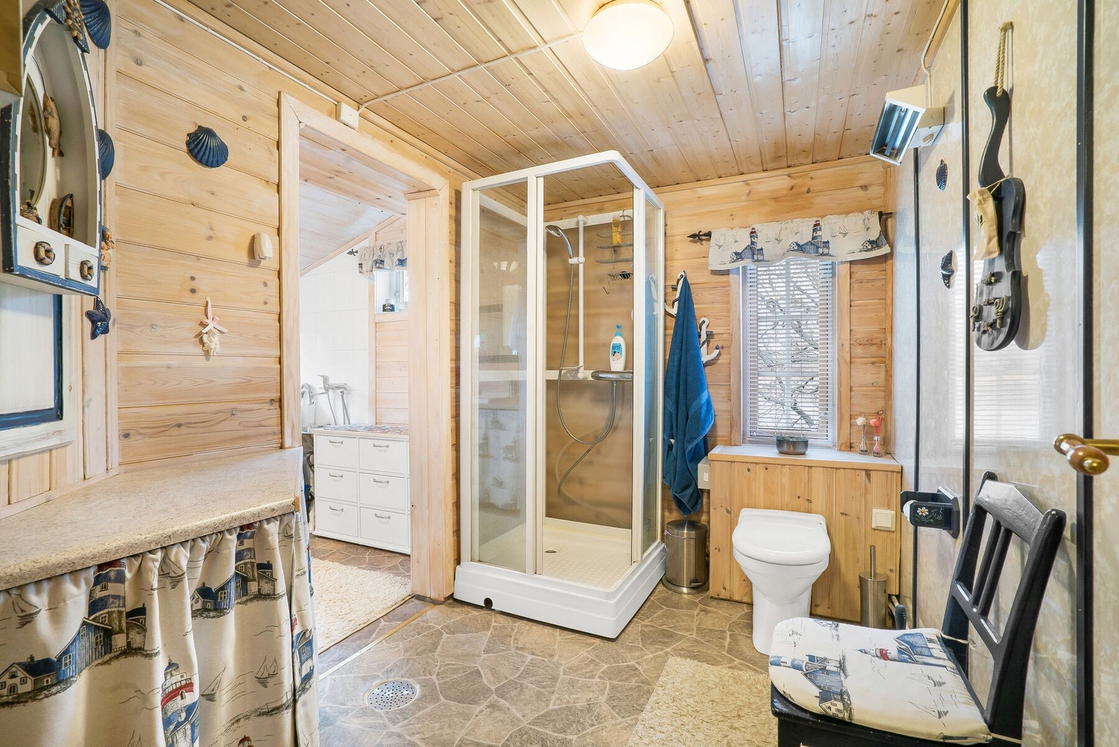 På badet er det dusjkabinett og Jetz toalett Galleribilde