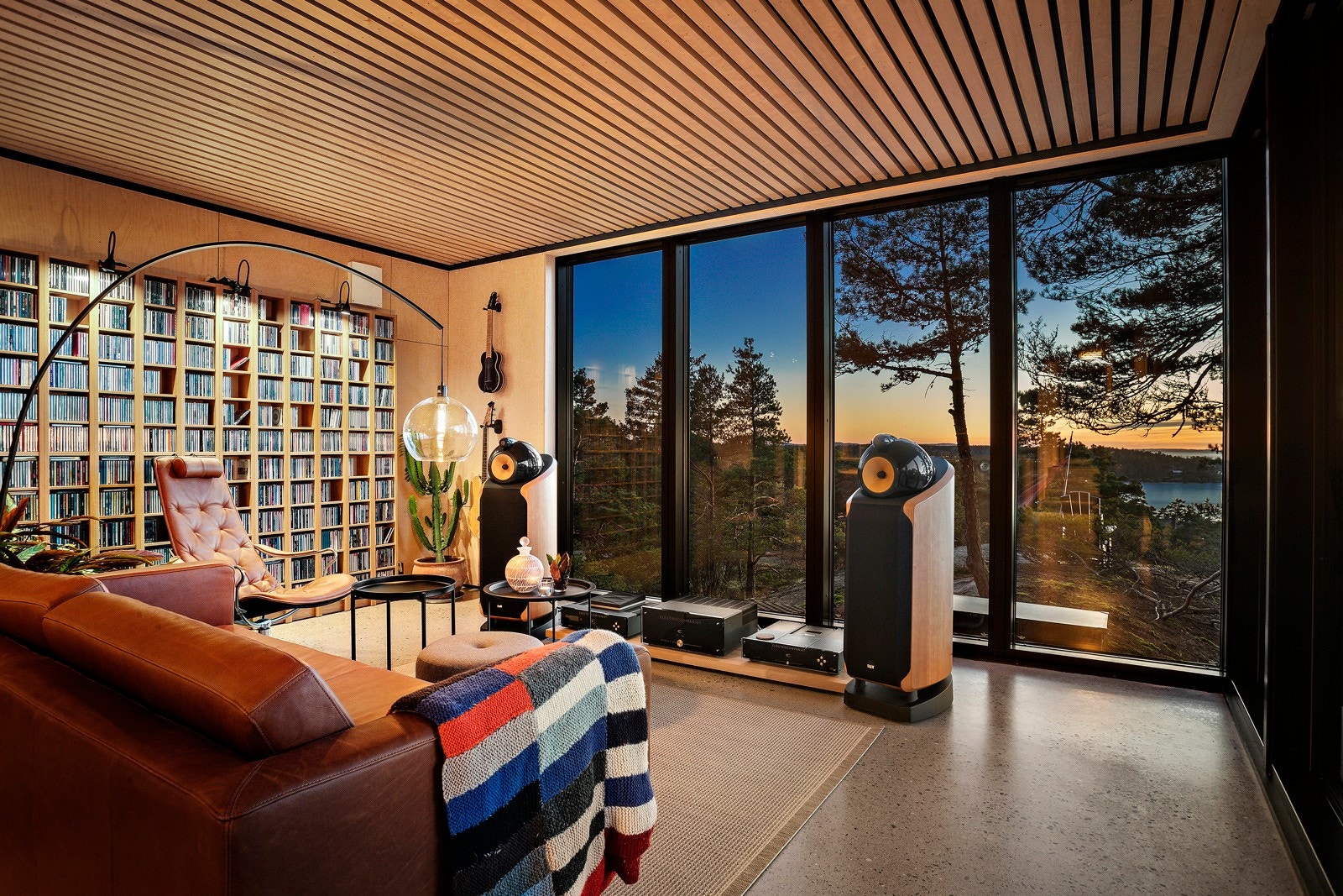 Fra stue er det store vinduer som gir en god romfølelse og flott utsikt mot sjøen Galleribilde