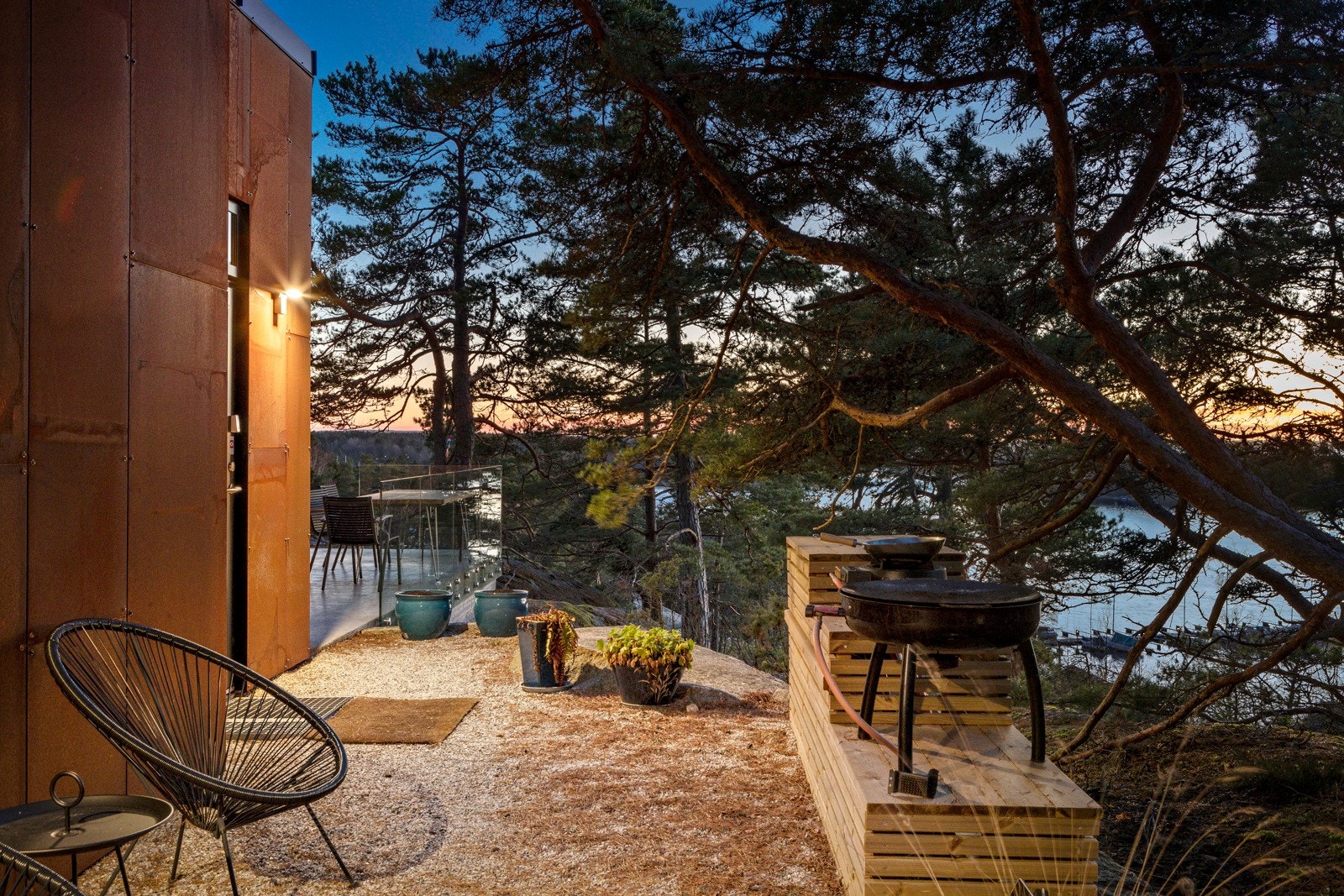 Det er laget et utemøbbel med gassfyrt Muurrika stekehelle og gassfyrt Wok Galleribilde