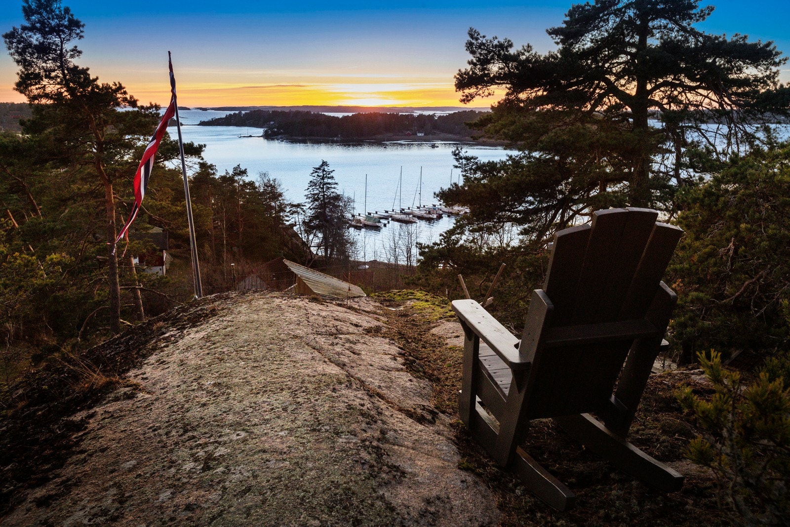 Utsiktspunkt mot sjøen hvor man kan se båttrafikken Galleribilde