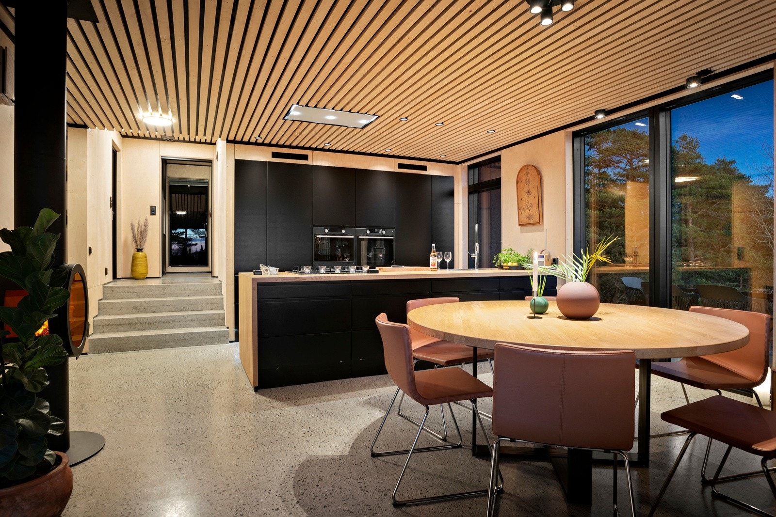 Fra stue er det åpen løsning mot kjøkken og gir en god romfølelse Galleribilde