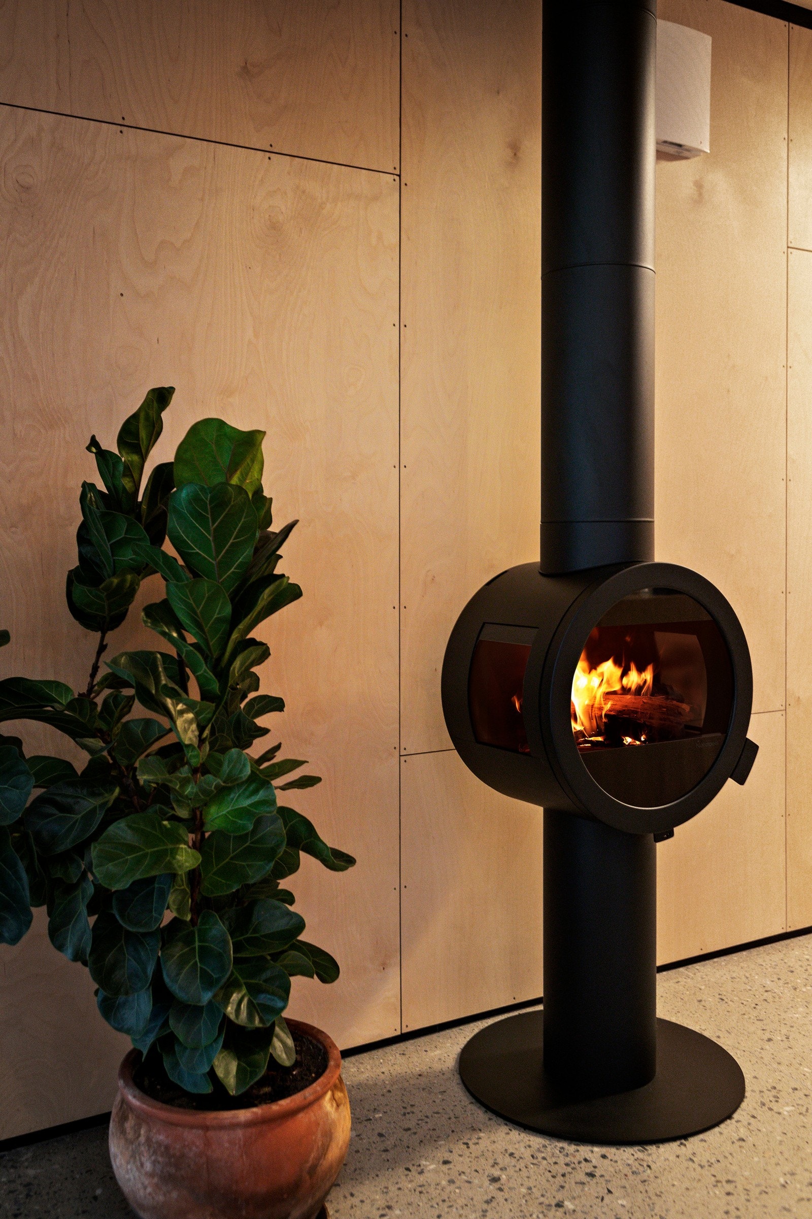 Vedovn med stålpipe. Galleribilde