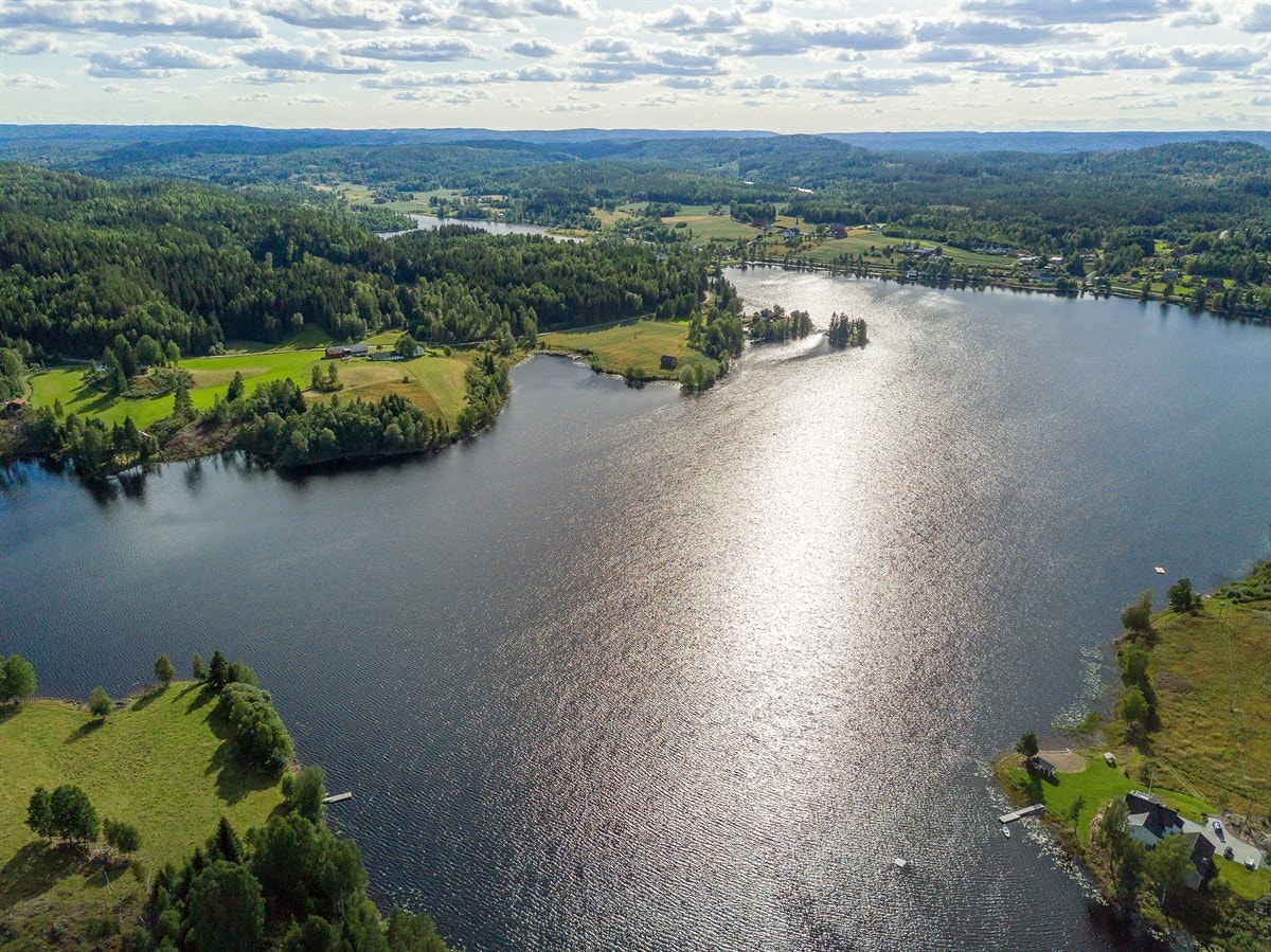 Ved vannet er det fine badeplasser som åpner for ekte sommerlykke, både for liten og stor. Galleribilde