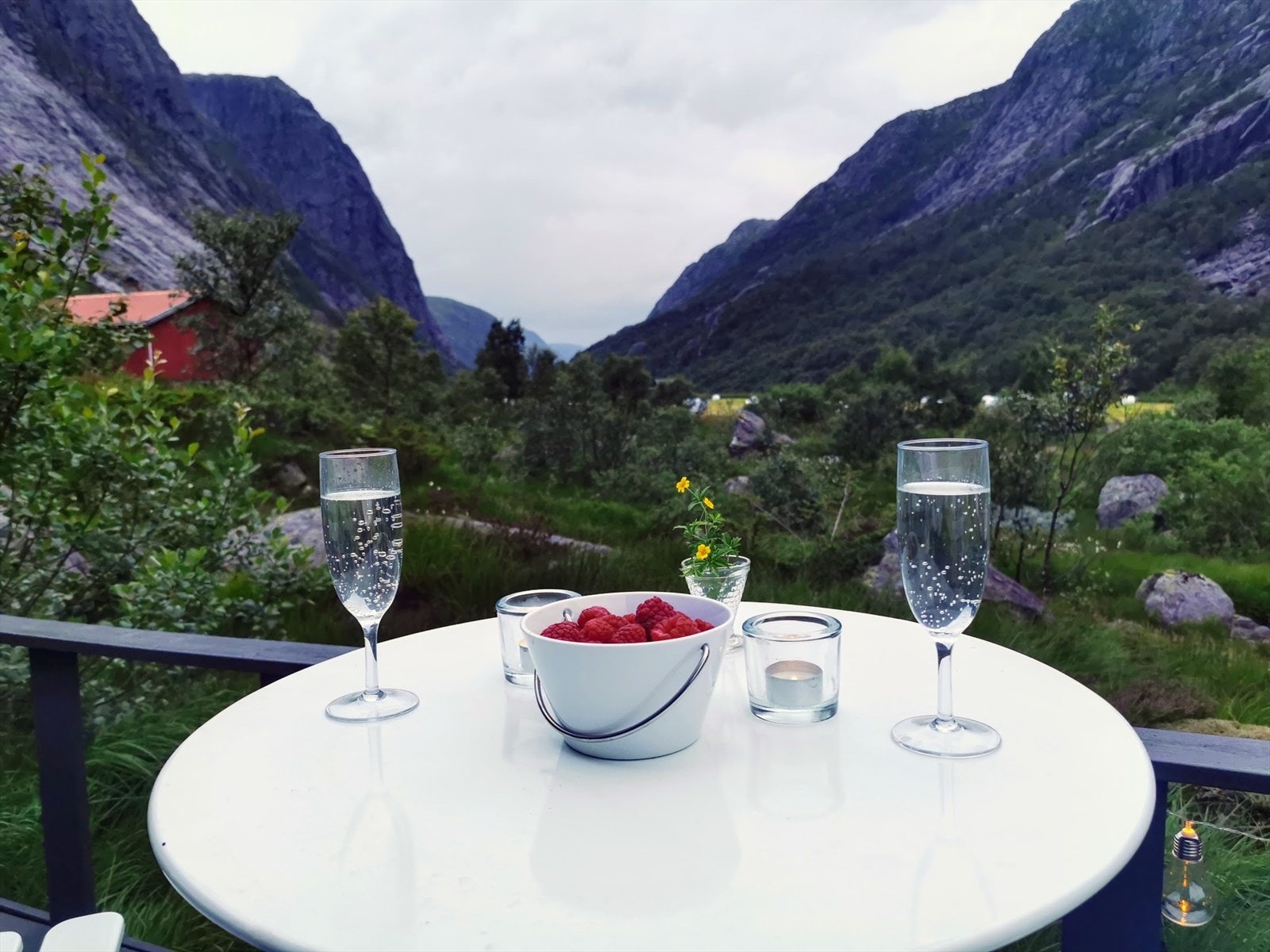 Naturskjønne omgivelser fra terrassen Galleribilde