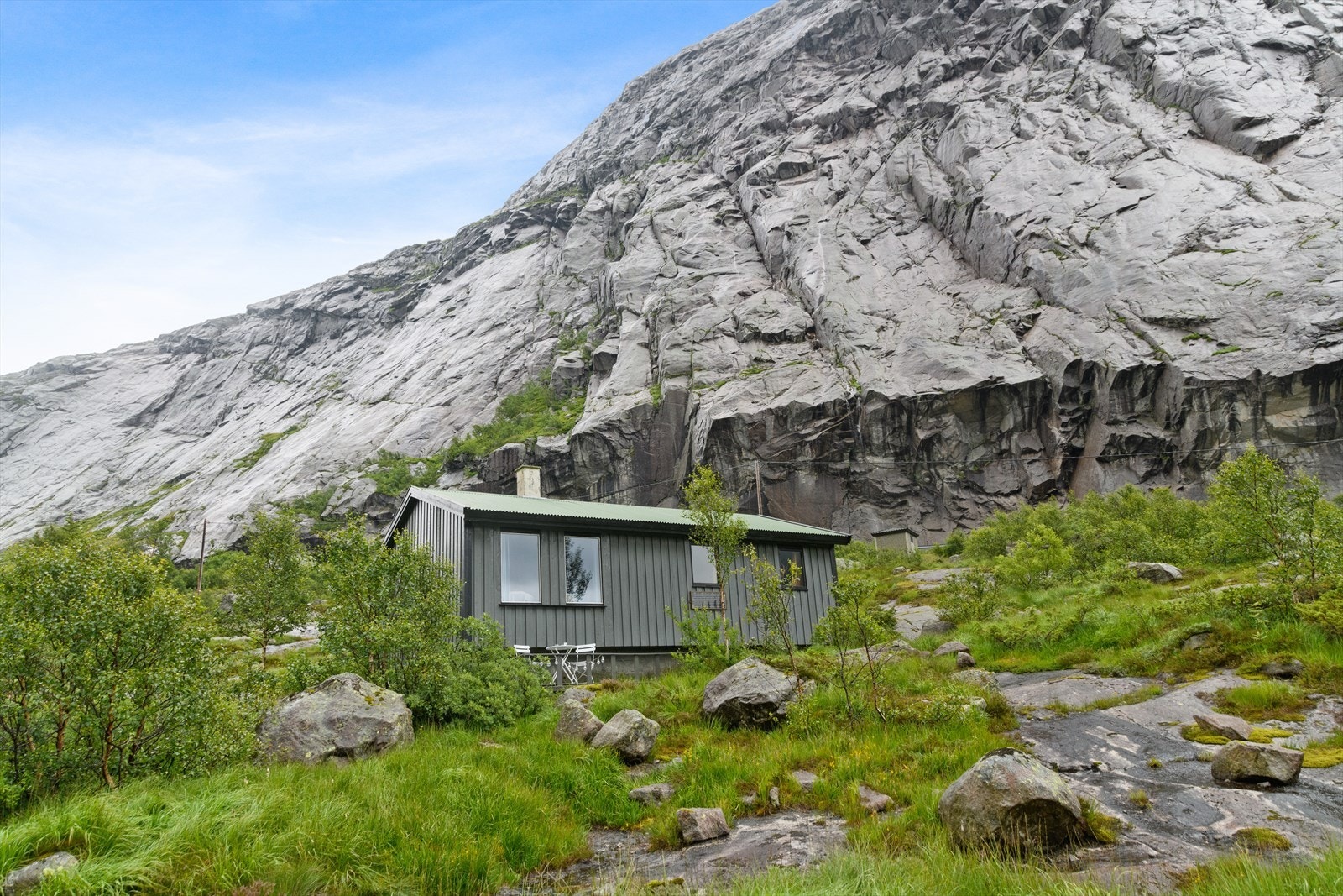 Deler av kledning er skiftet og enkelte vinduer er byttet ut. Galleribilde