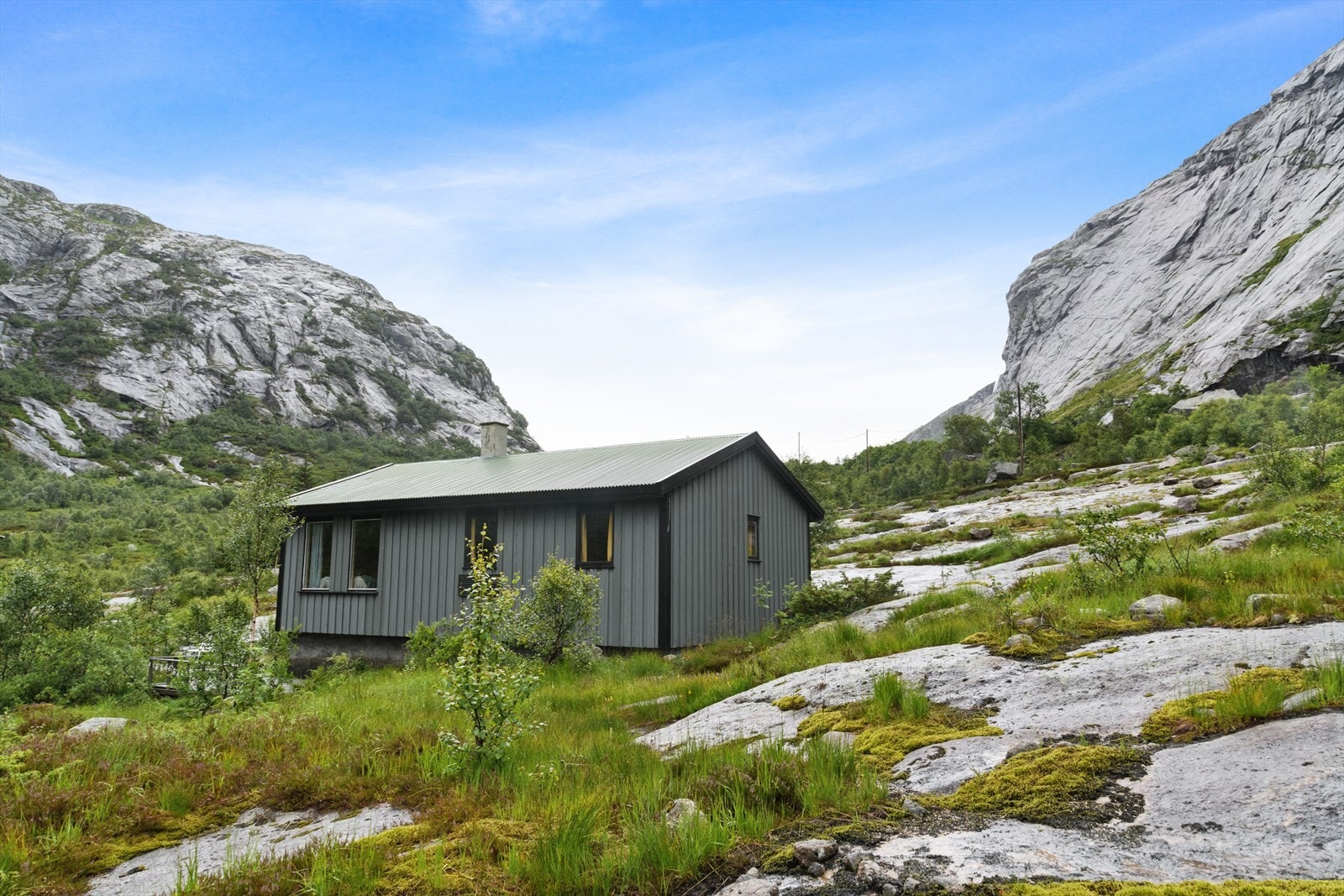 Enkel tilkomst til hytta, parkering et par hundre meter unna. Galleribilde