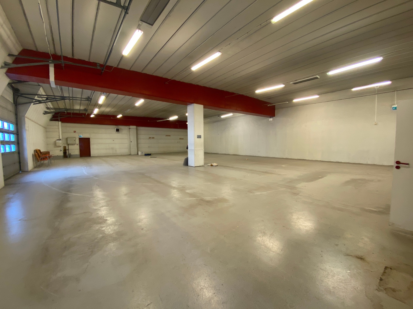 Enkelt spiserom/møterom/kontor Galleribilde