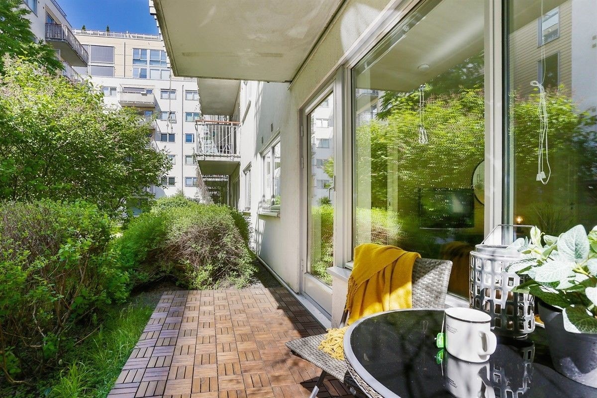 Vårbilde: Fra stuen er det utgang til en hyggelig uteplass. Om sommeren er hekken tett med grønne blader som skaper en skjermet, frodig og idyllisk uteplass. Galleribilde