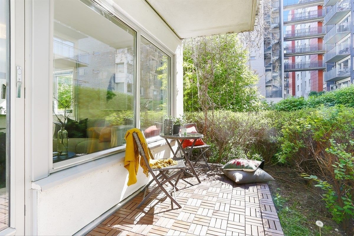 Vårbilde: I sommerhalvåret er uteplassen frodig og solrik. Her er det god plass til utemøblement, planter etc. Ypperlig for soling, avslapping og grilling! Galleribilde