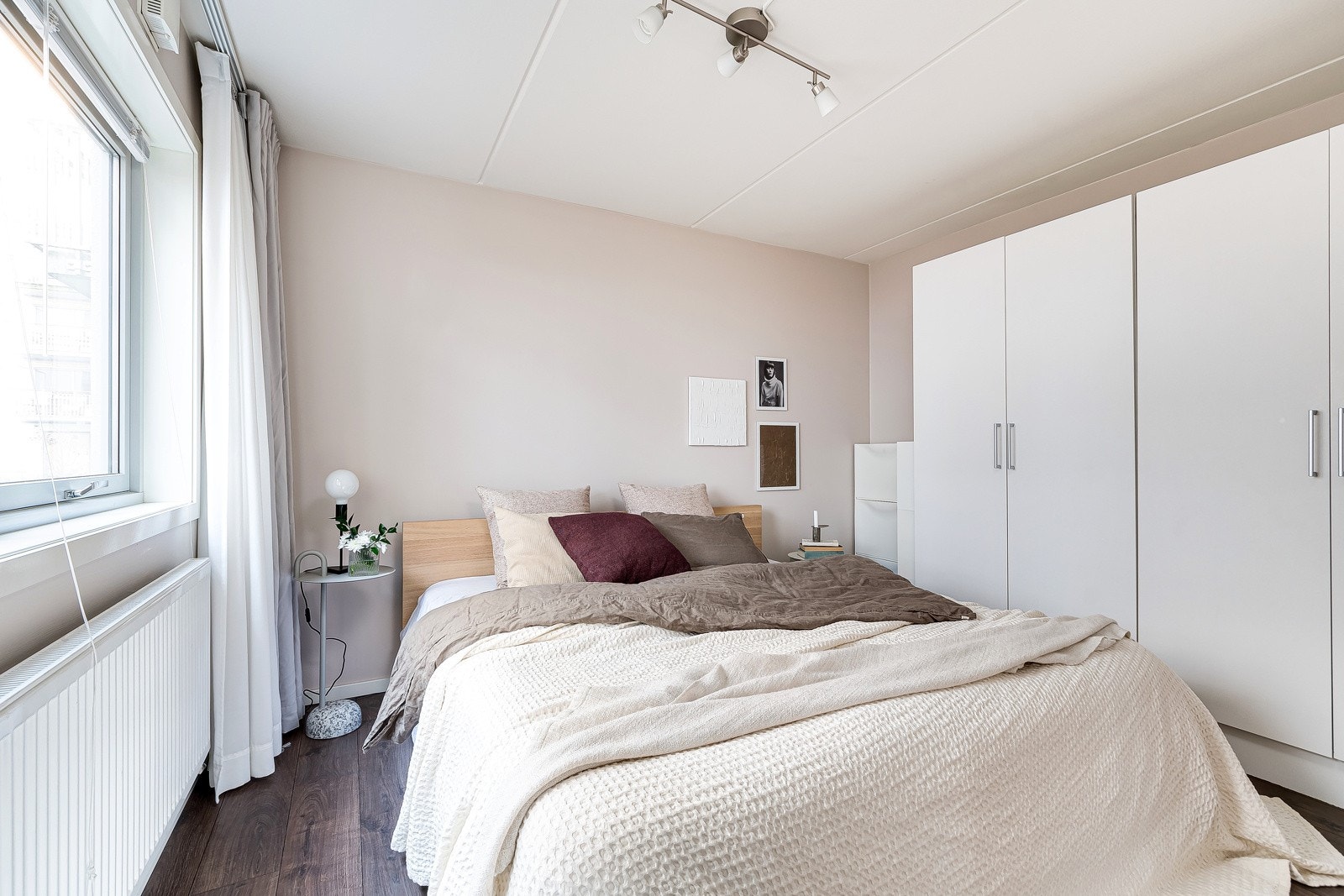Boligen har to gode soverom som ligger adskilt i hver sin ende av leiligheten. Galleribilde