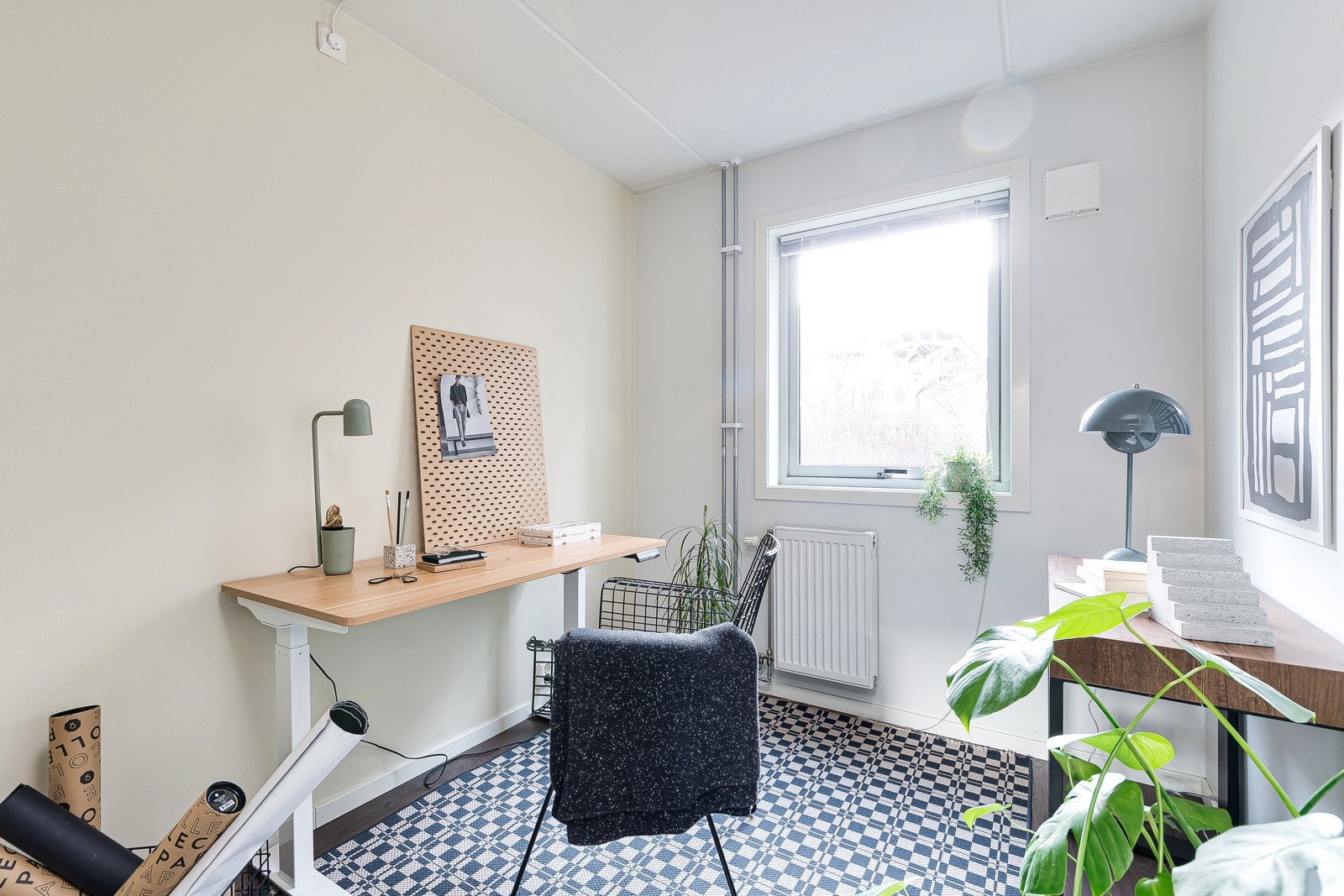 Alle vinduer i leiligheten vender ut mot bilfritt, rolig og lukket indre gårdsrom. Galleribilde