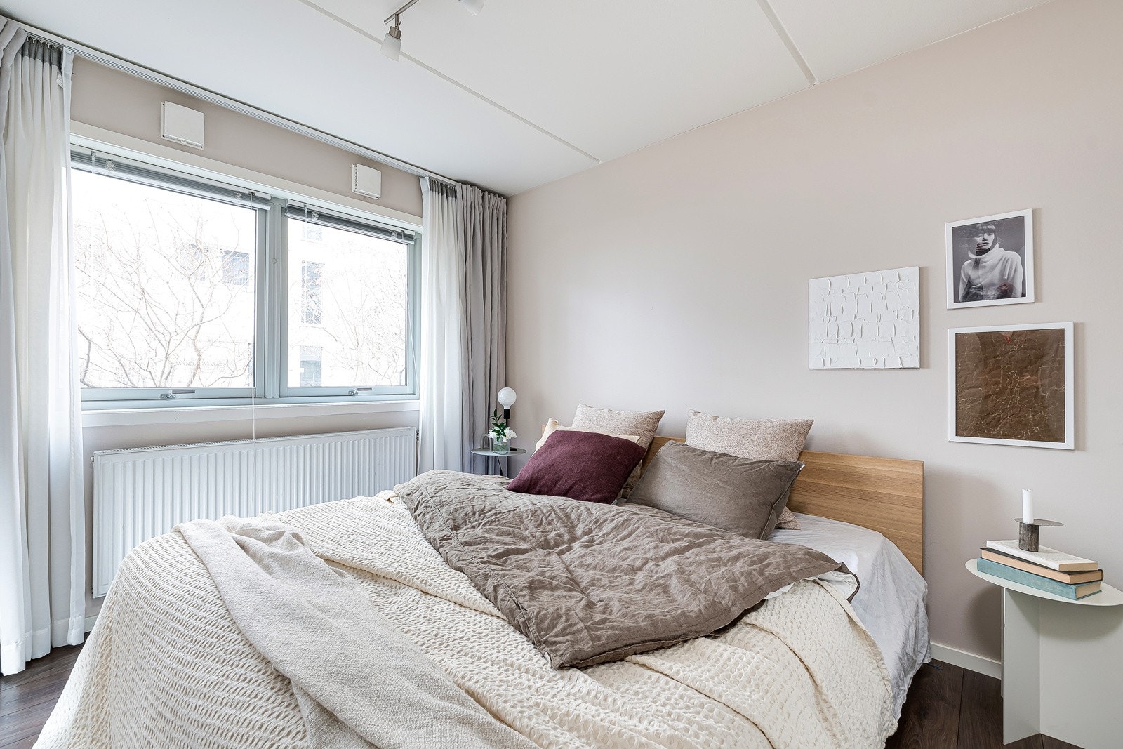Begge soverom har plass til dobbeltseng, garderobeløsning og øvrig soveroms møblement. Galleribilde