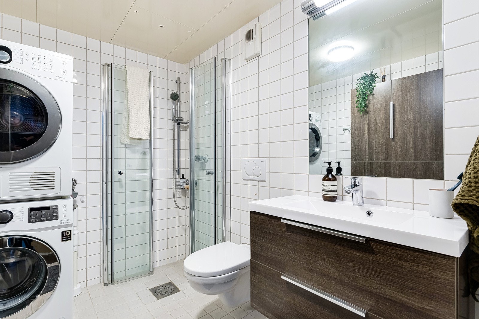 Badet er stort og tidløst med tidsnøytrale fliser på vegger og gulv samt gulvvarme. Galleribilde