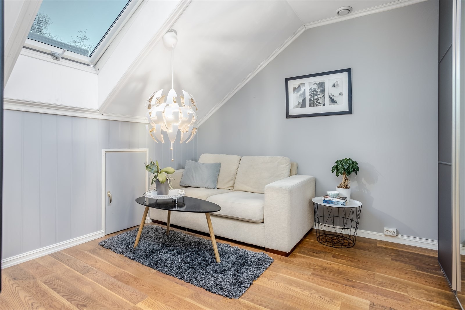 I boligens loftsetasje finner man to gode soverom og wc Galleribilde