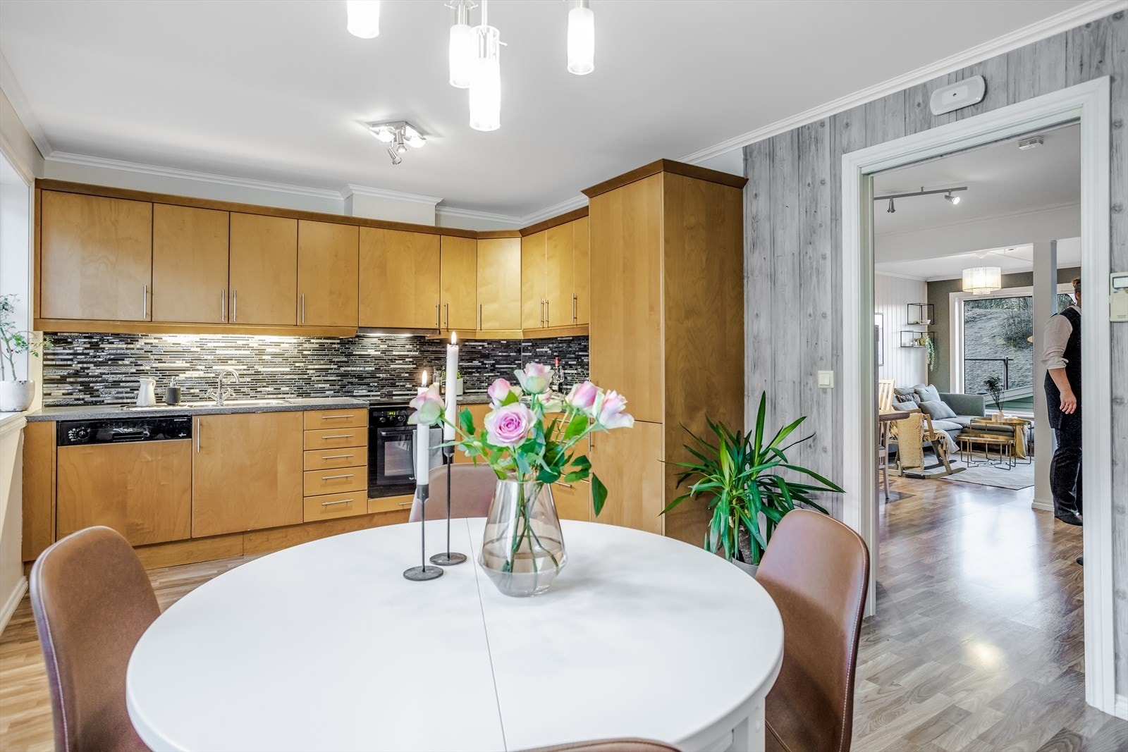 I boligens 1.etasje finner du kjøkken og stue. Galleribilde