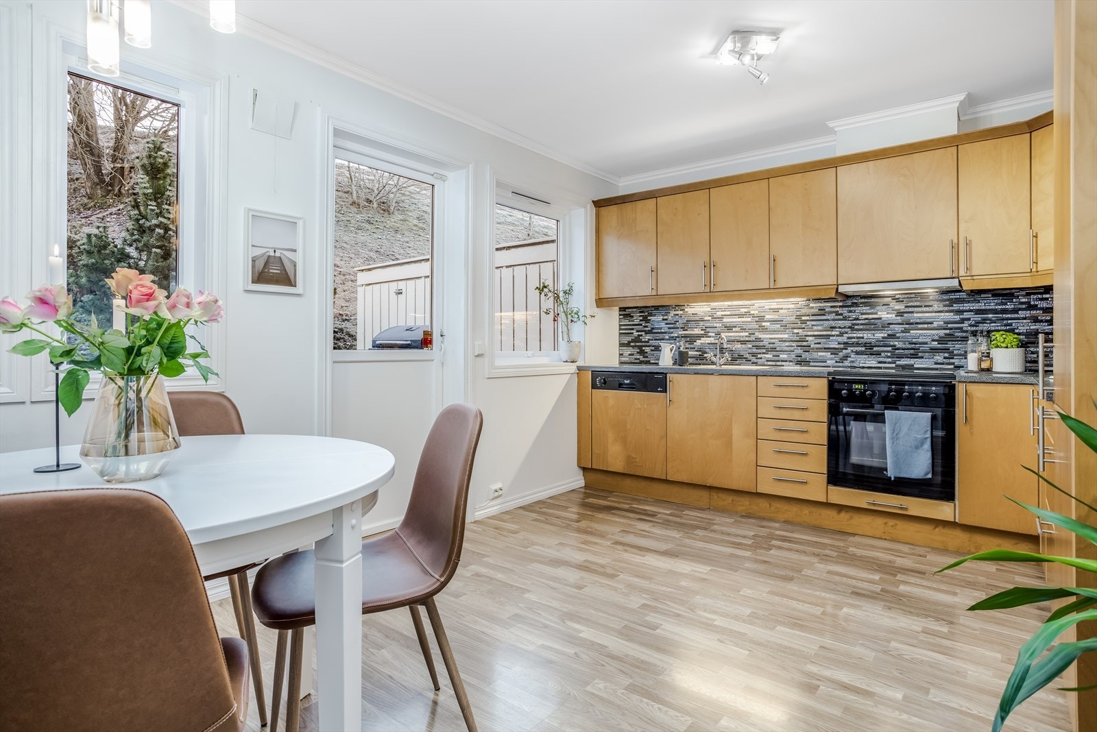 Fra kjøkkenet er det utgang til terrasse Galleribilde