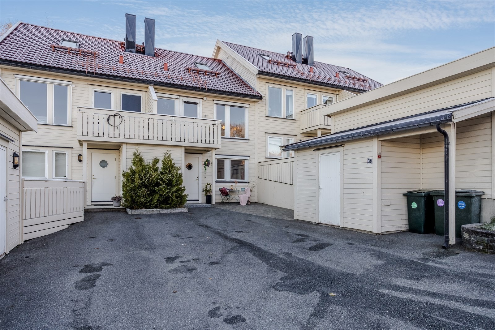 På boligens forside er det plass til to biler. Galleribilde