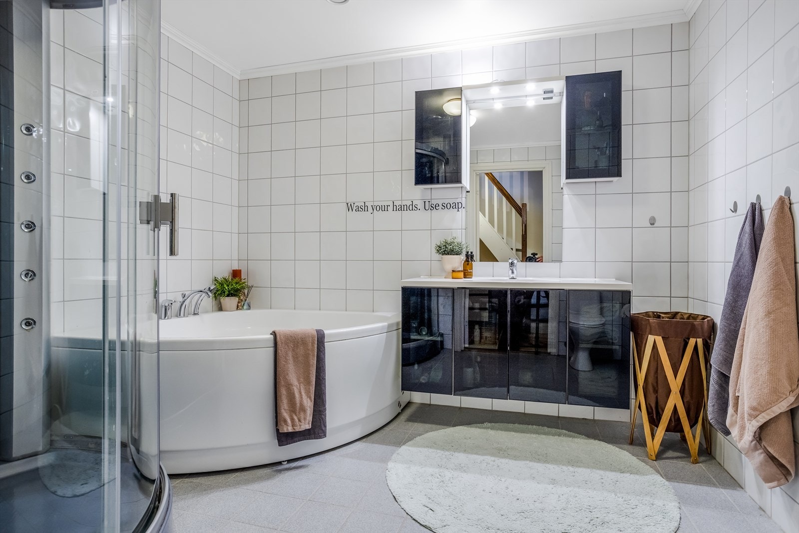 Baderom med fliser og varme i gulv. Galleribilde