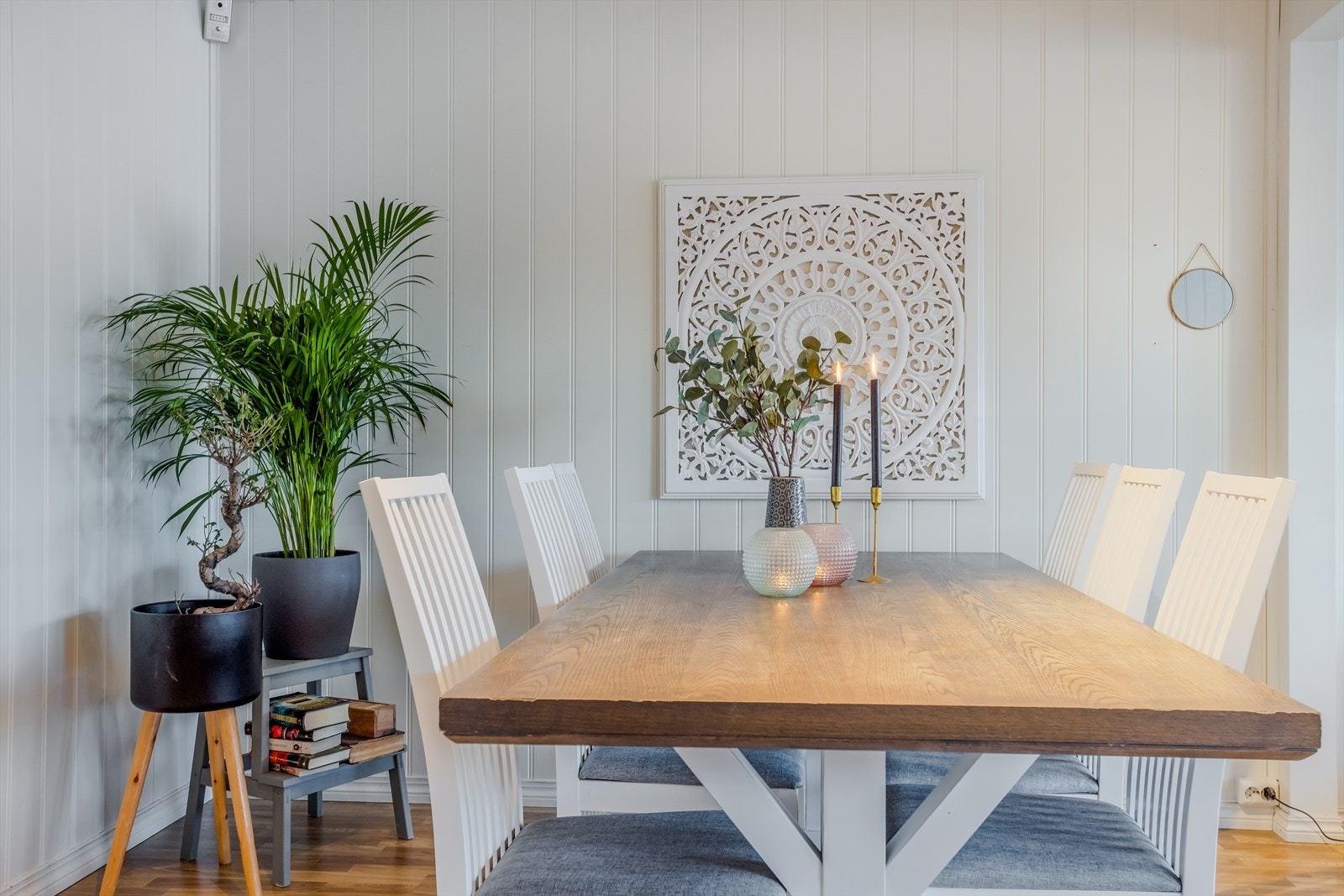 I stuen er det god plass til spisebord og sofagruppe Galleribilde