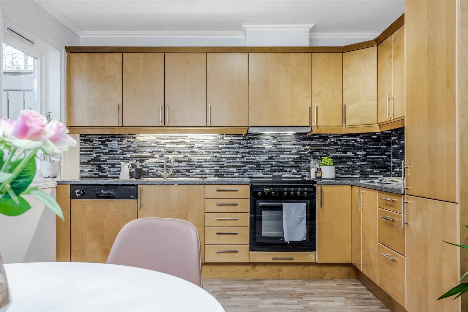 Kjøkken med integrert kombiskap, oppvaskmaskin, stekeovn og ventilator Galleribilde