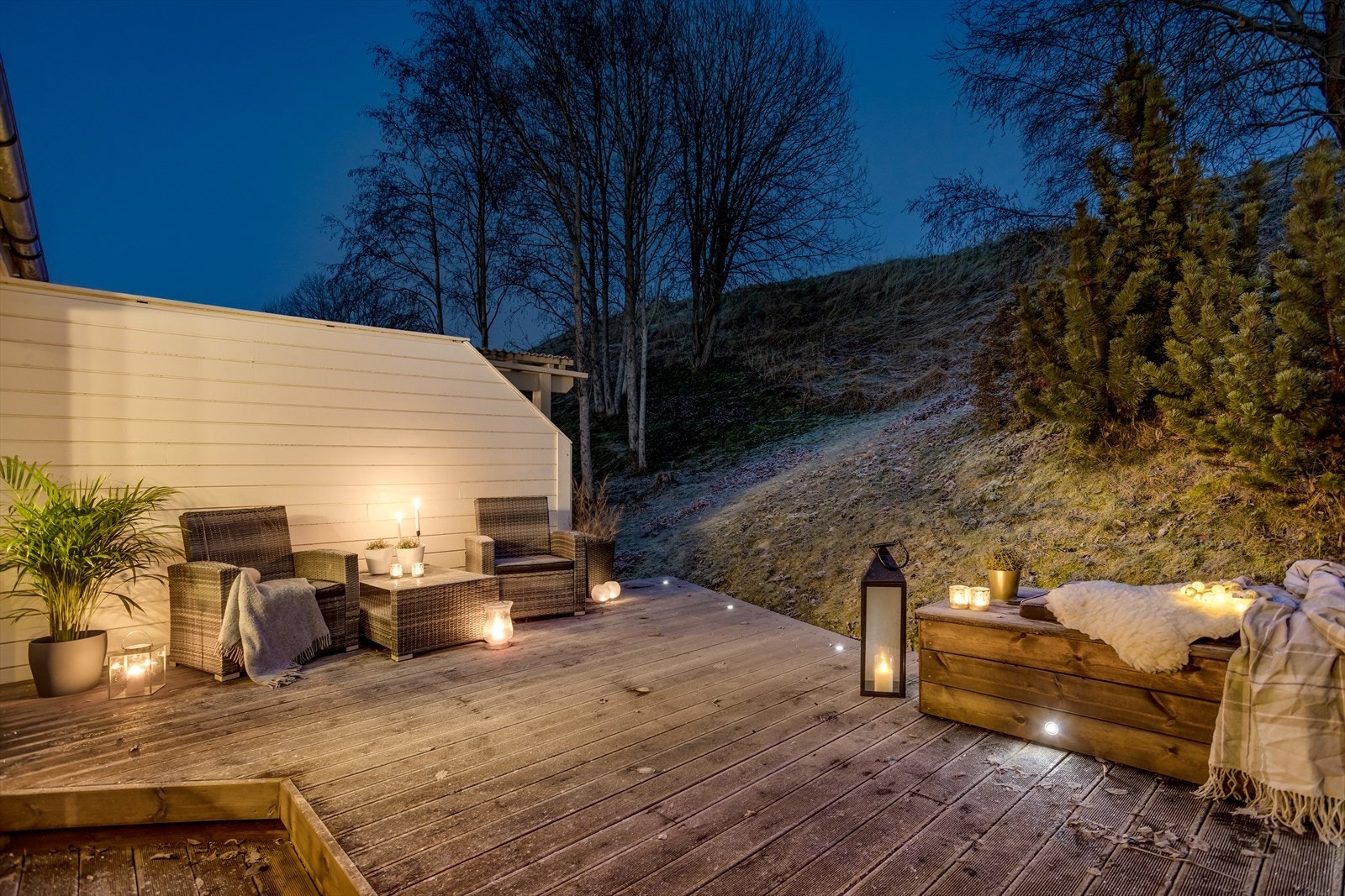 Fra stuen er det utgang til denne deilig terrassen Galleribilde