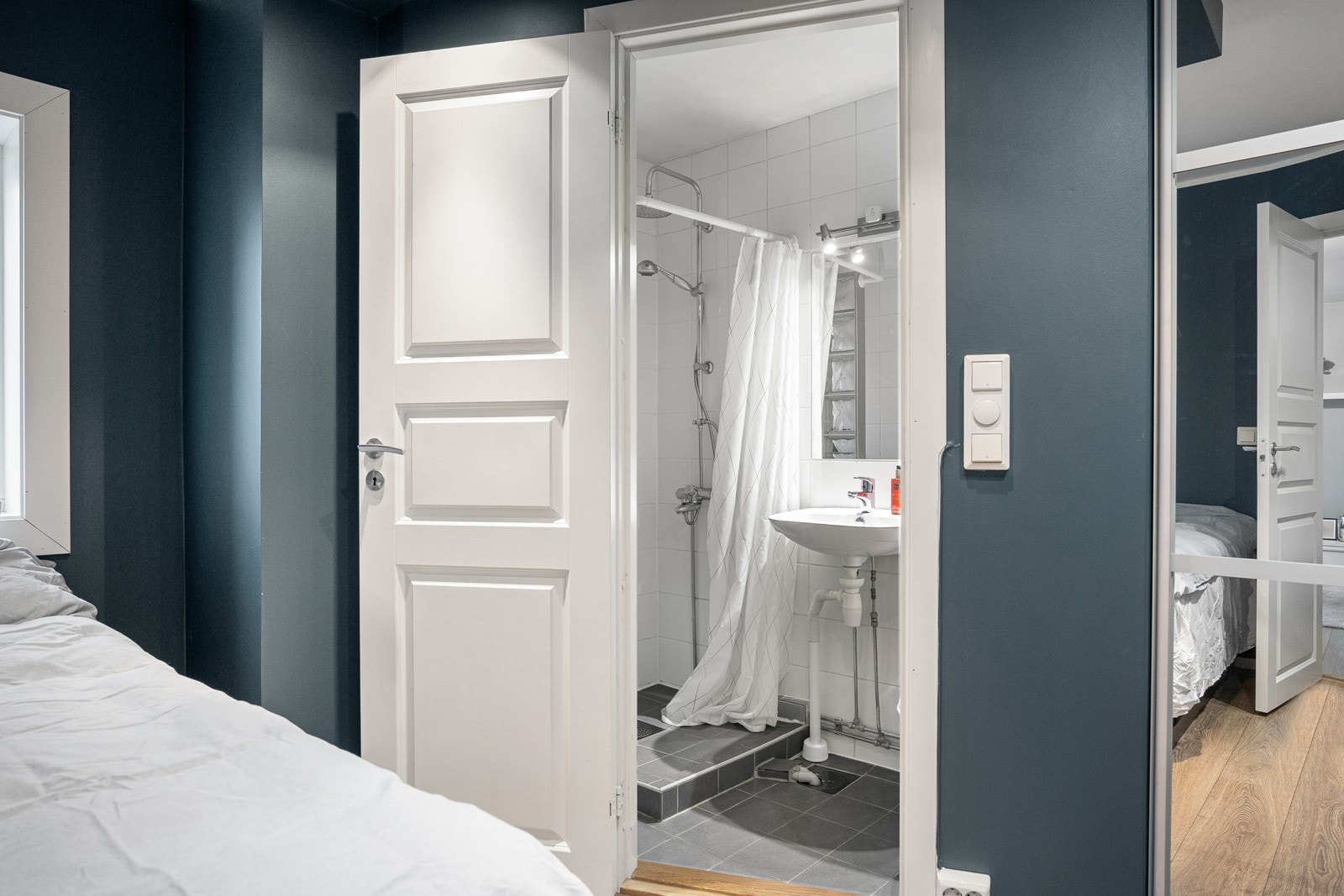 Soverommet har direkte adkomst til badet. Galleribilde
