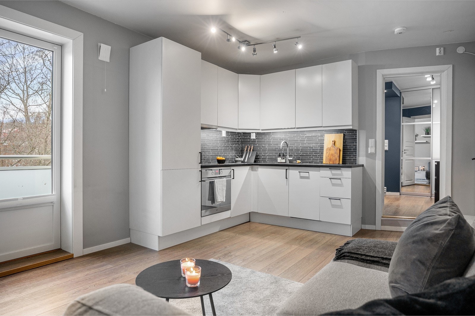 Kjøkkenet er fra HTH og er utstyrt med integrerte hvitevarer. Galleribilde