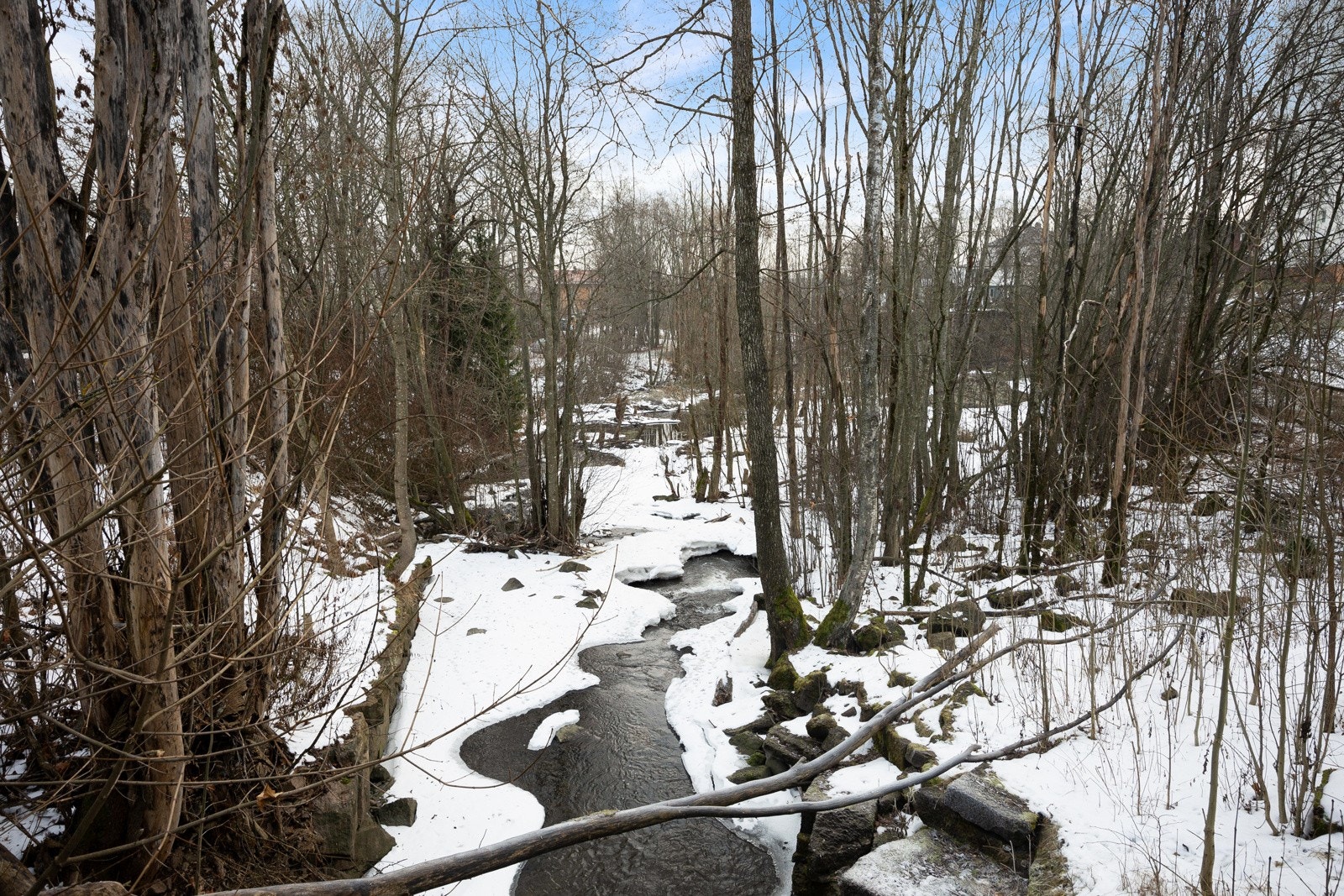 Blokken ligger like ved Alnaelva. Langs elva er en tursti som strekker seg over en lang distanse, men man kan enkelt hoppe av og på stien. Galleribilde