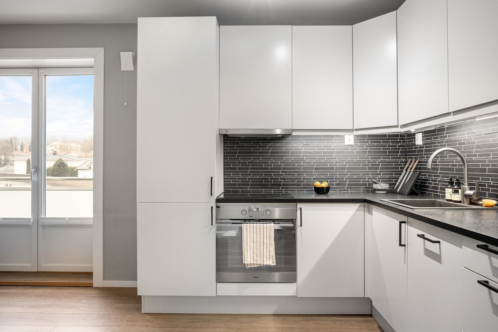 Innredningen er hvit med slette fronter og har godt med skapplass. Galleribilde