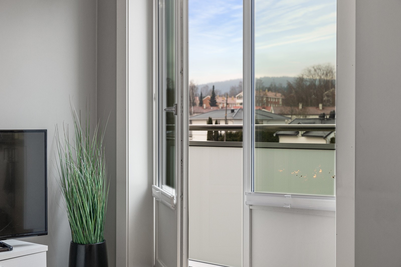 Fransk balkong med herlig utsikt mot grøntområder. Galleribilde