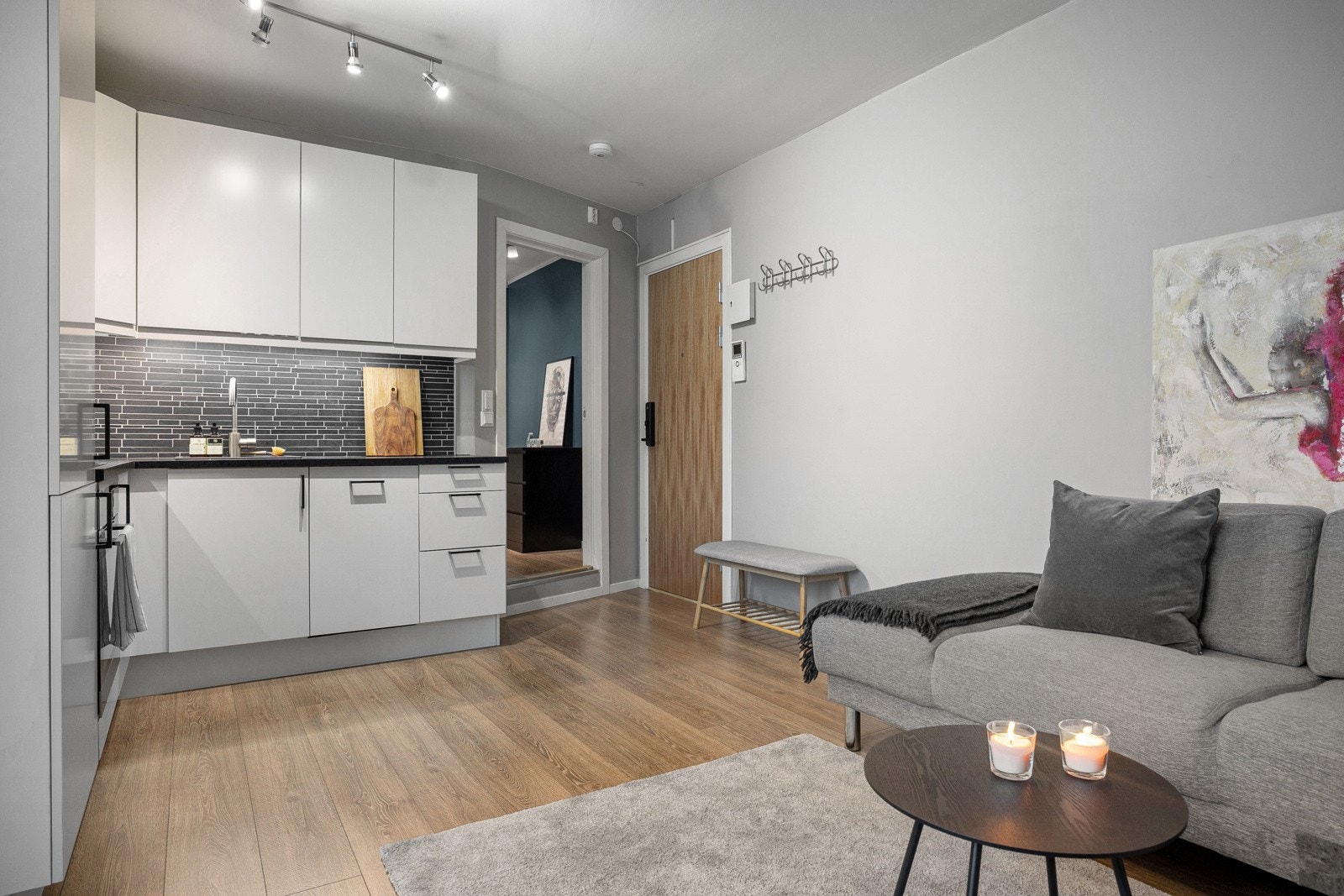 Kjøkken i en åpen og sosial løsning med stuen. Galleribilde