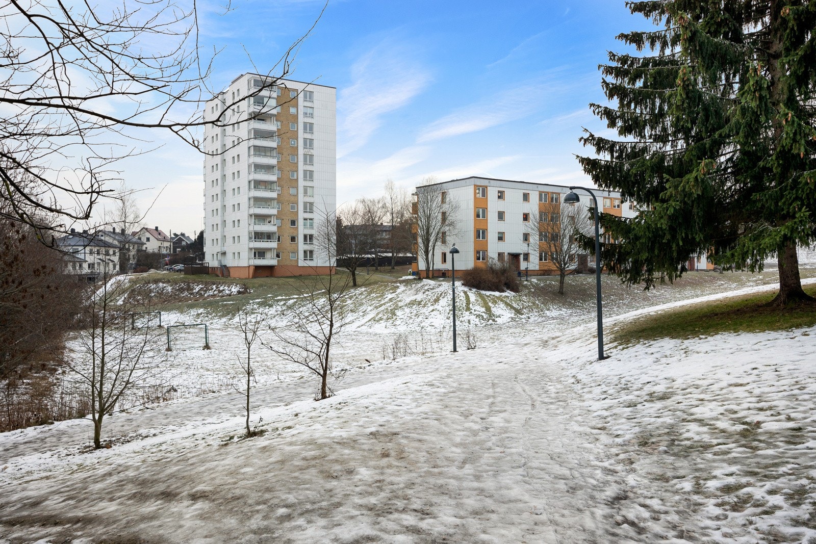 Inne i garasjen er det gode lagringsmuligheter. Galleribilde