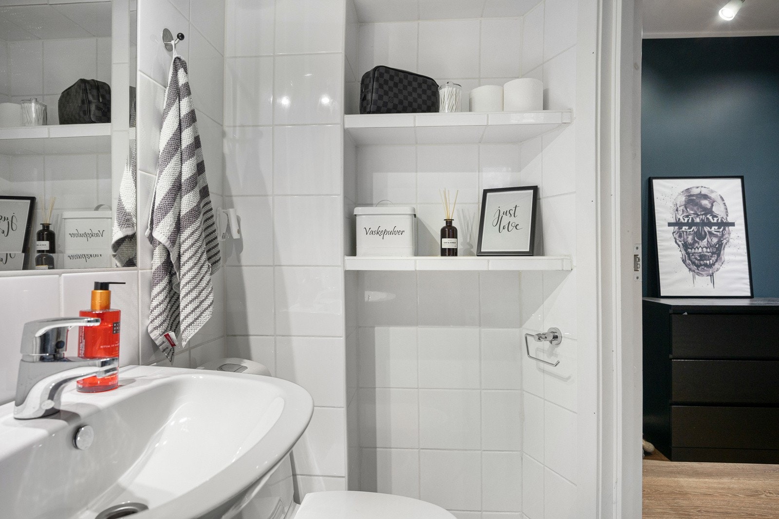 Det er opplegg for vaskemaskin på baderommet. Galleribilde