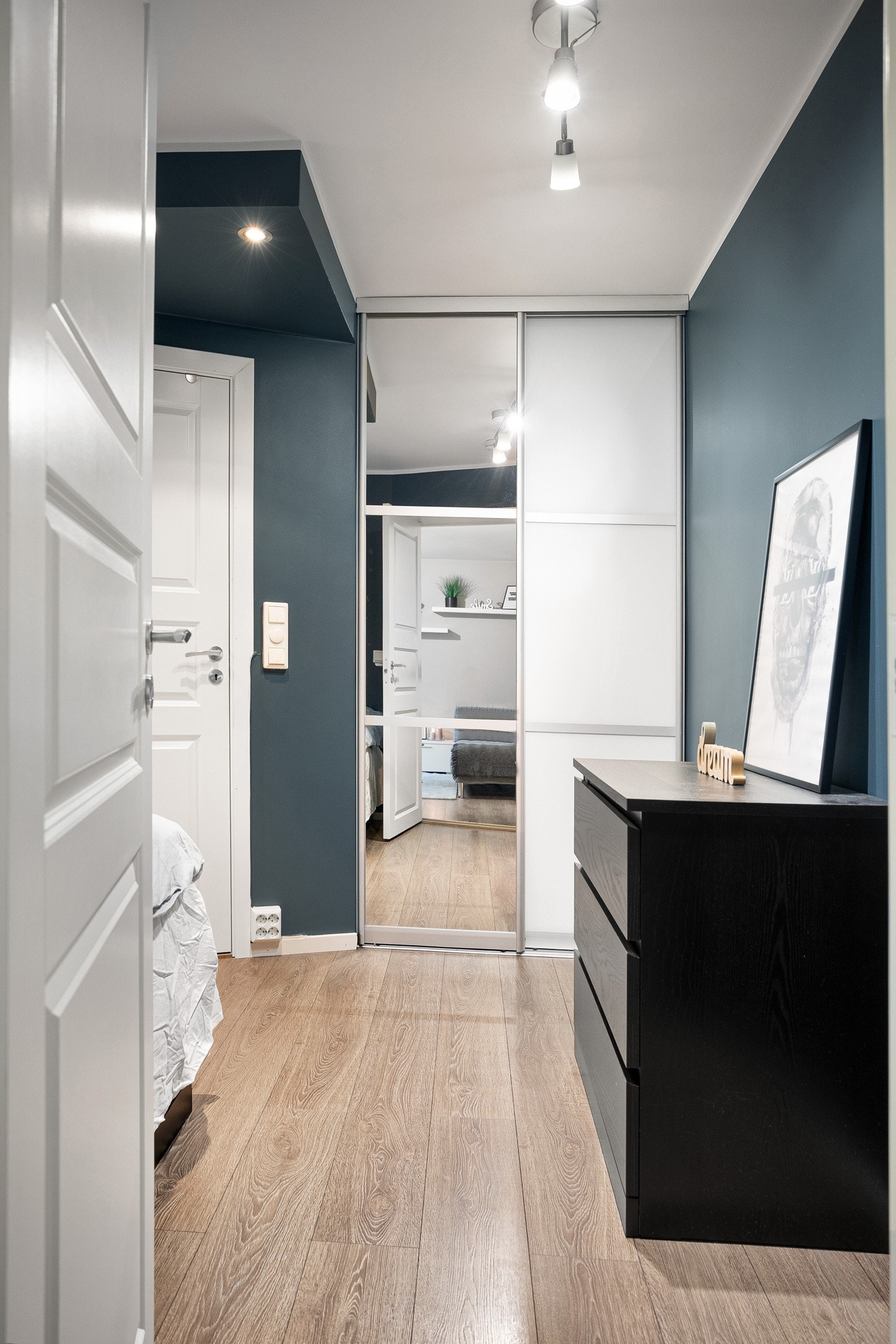 På soverommet er det plass til både kommode og garderobe. Her er det en innebygd skyvedørsgarderobe med speilfront. Galleribilde