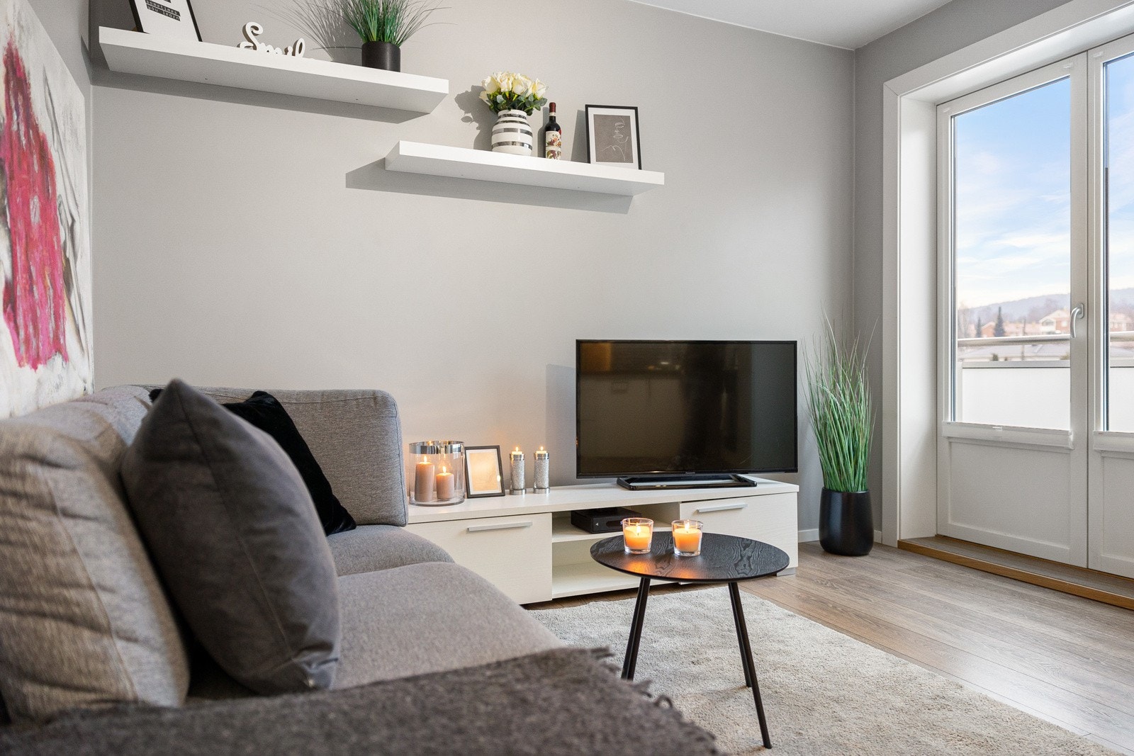 Stuen er innbydende og lys med fransk balkong som slipper rikelig med dagslys inn. Galleribilde