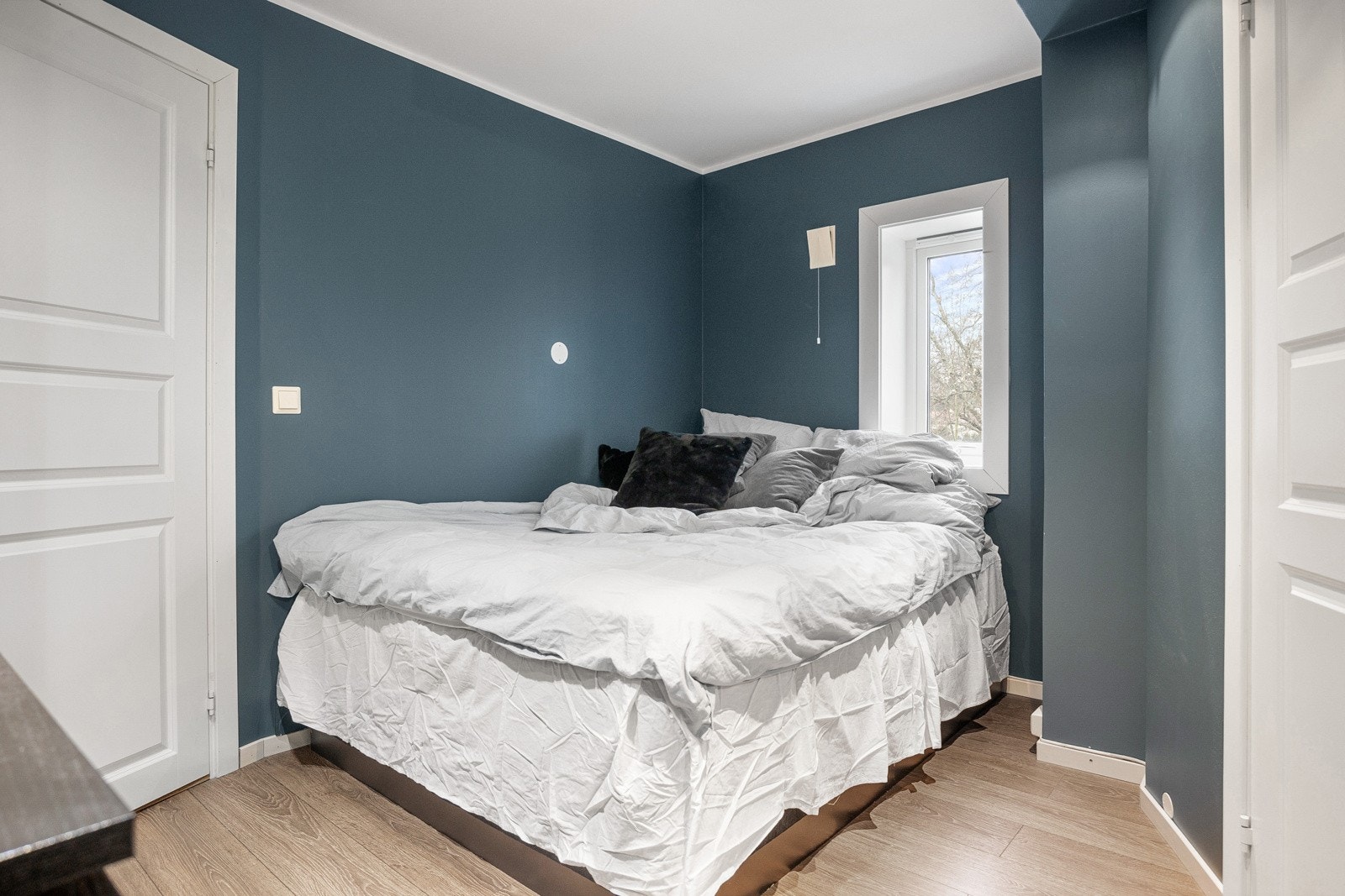 Soverom malt i en tidsriktig blåfarge som skaper fin harmoni. Galleribilde