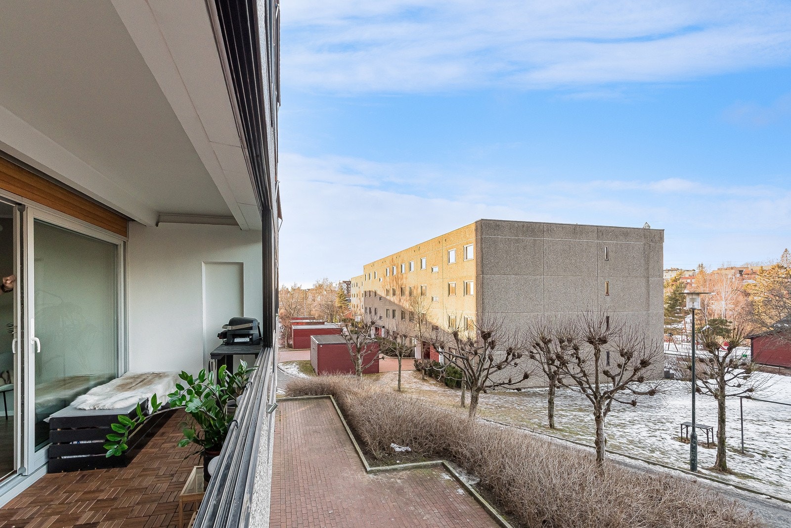 Det er utelys, varmelampe og dobbel stikkontakt på verandaen Galleribilde