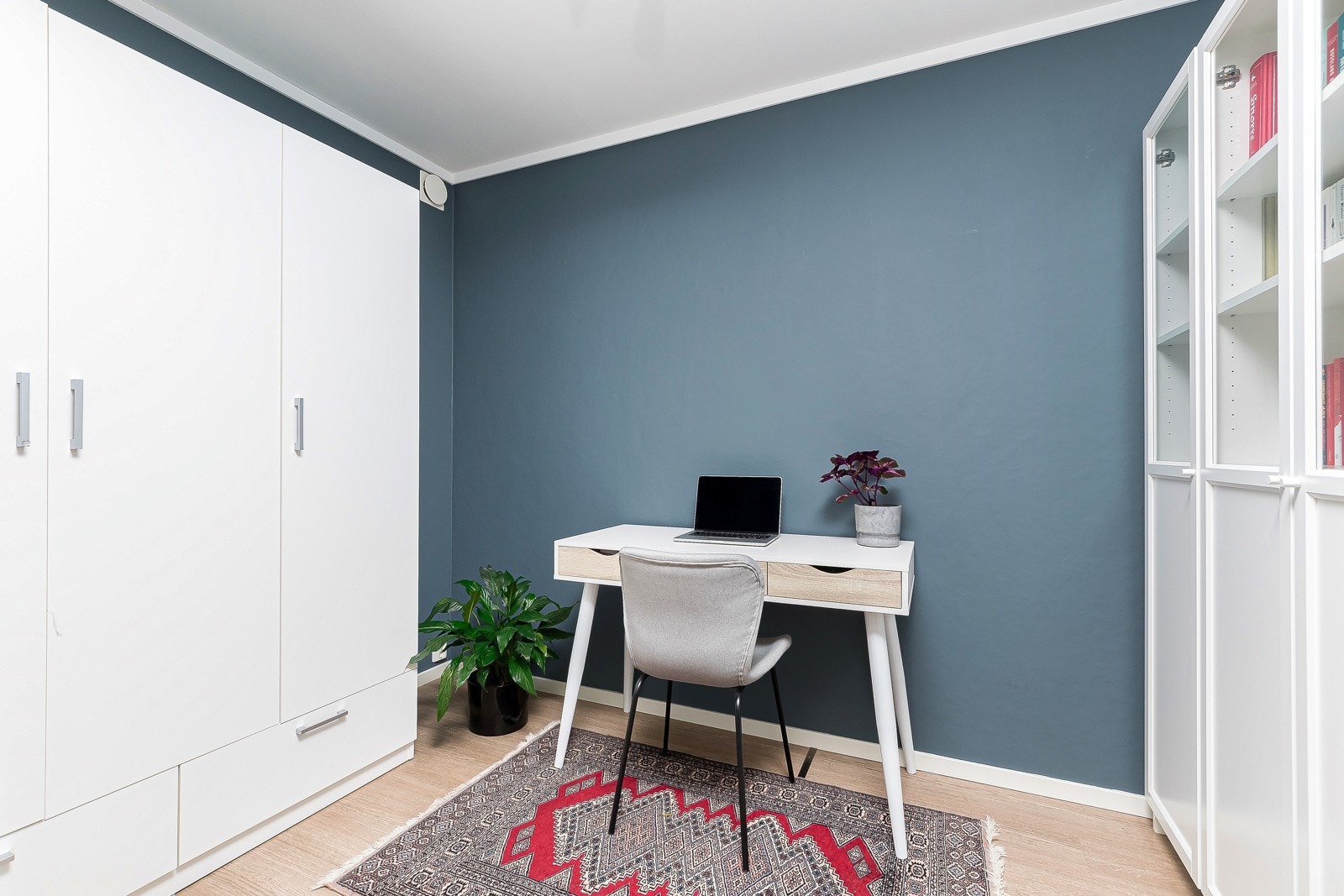 Disponibelt rom er svært praktisk. Eier har bokhylle og store garderobeskap her - I tillegg er det plass til hjemmekontor Galleribilde