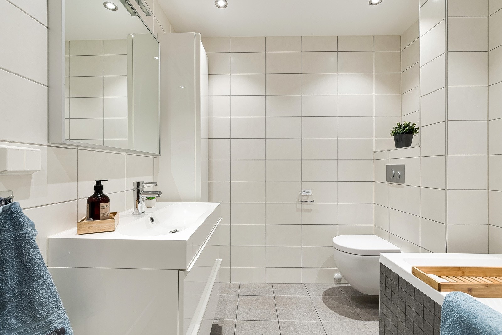 Lekkert, flislagt baderom av god størrelse Galleribilde