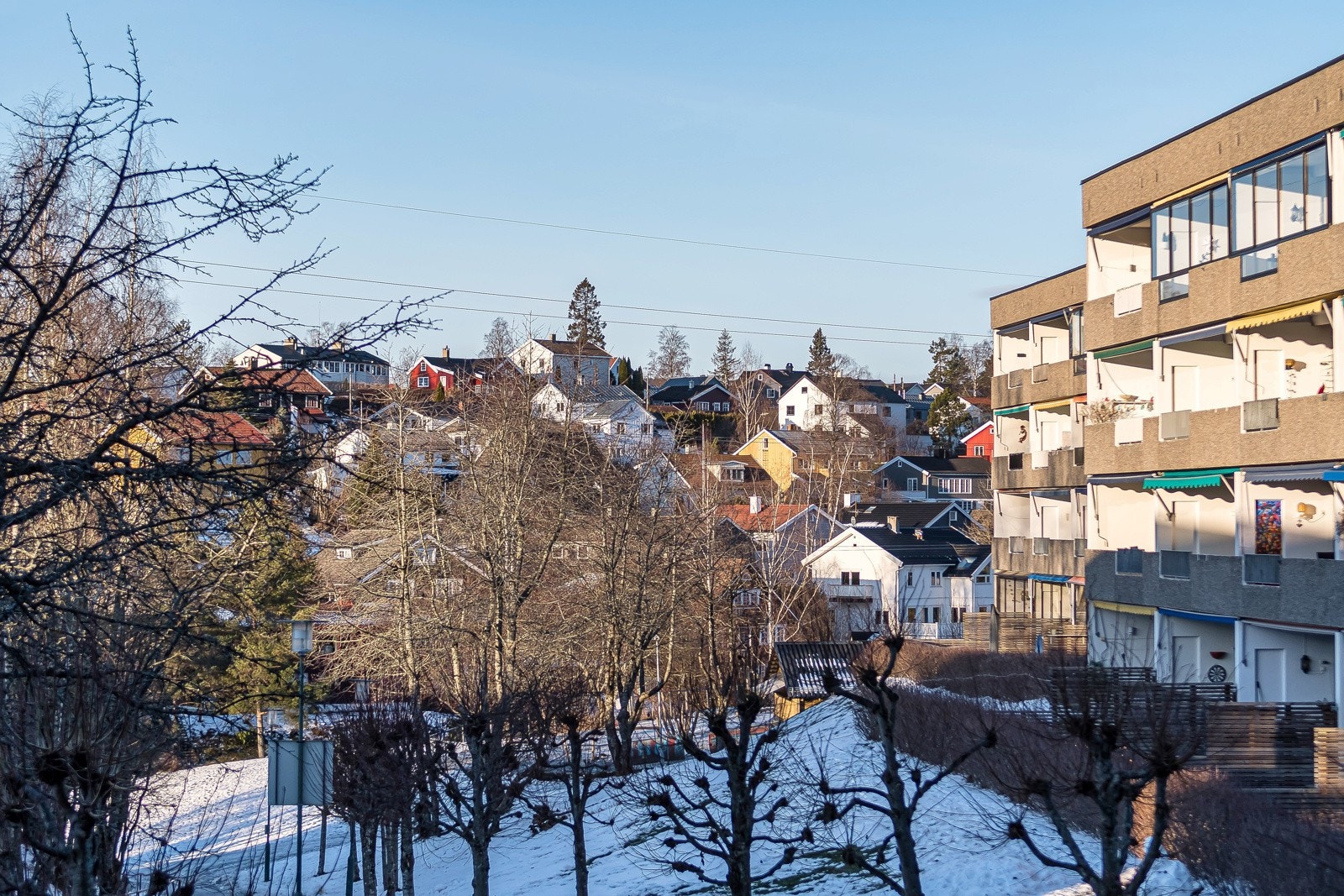 Åpen utsikt fra balkong mot eneboligbebyggelse - Flott utsyn, uten nevneverdig innsyn Galleribilde