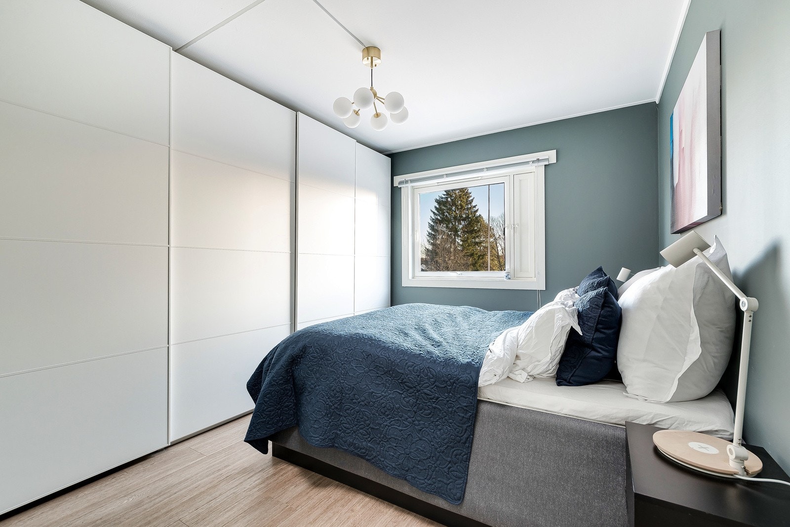 God plass til dobbeltseng og nattbord på hver side Galleribilde