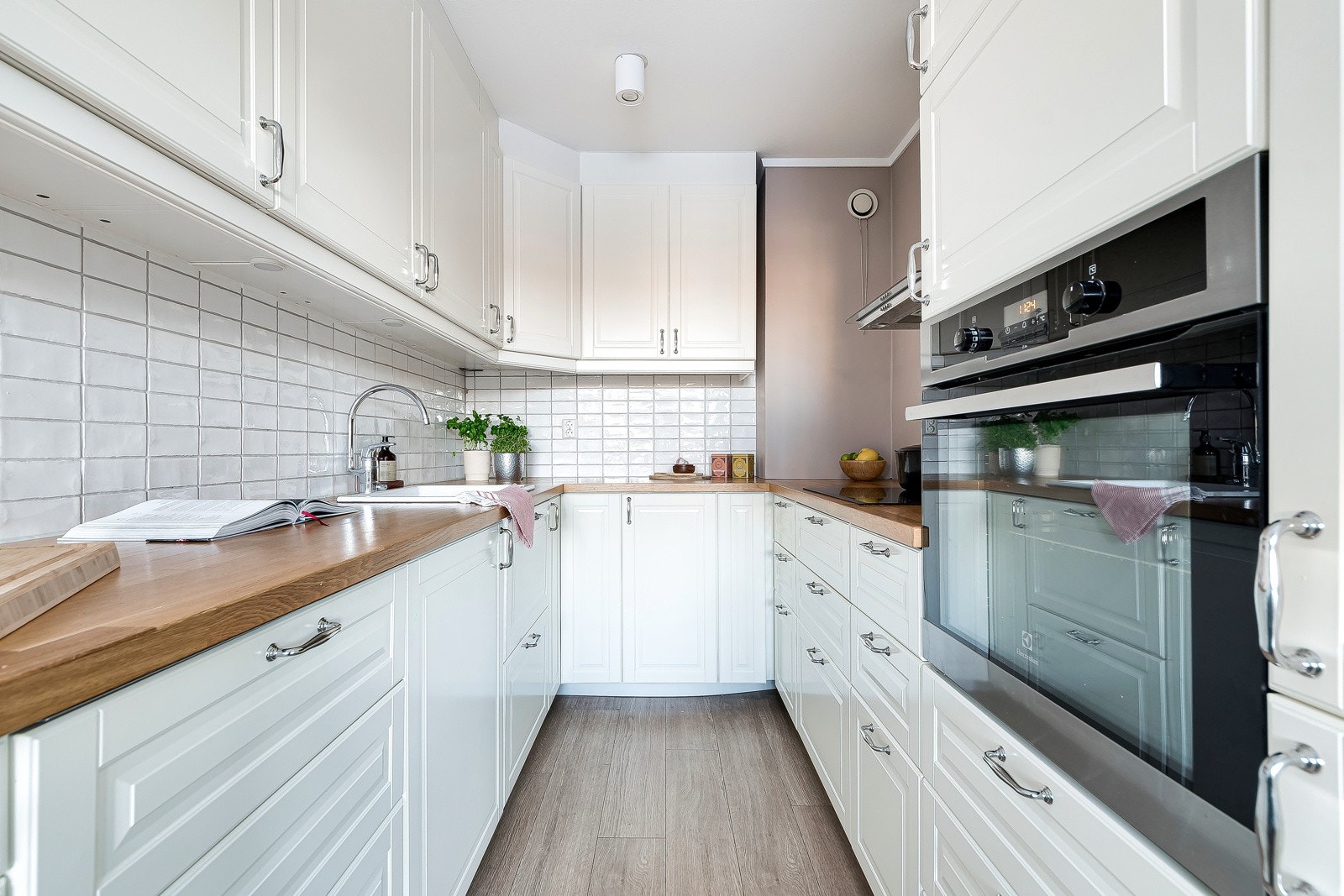 Kjøkkeninnredning fra 2013 med integrerte hvitevarer Galleribilde