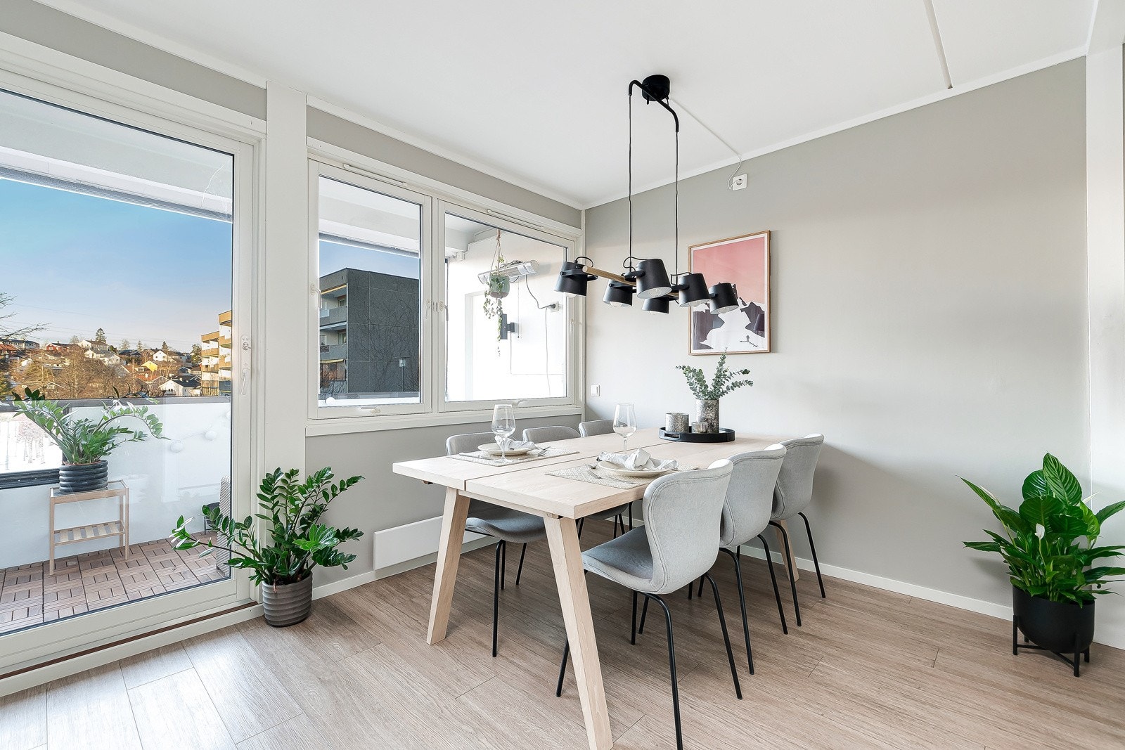 God plass til spisegruppe og kort vei til verandaen Galleribilde