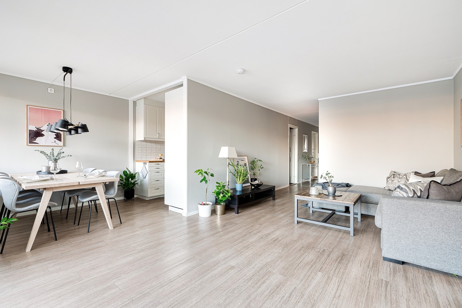 Stuen er åpen, lys og romslig med god plass til tv-del, samt spiseseksjon Galleribilde