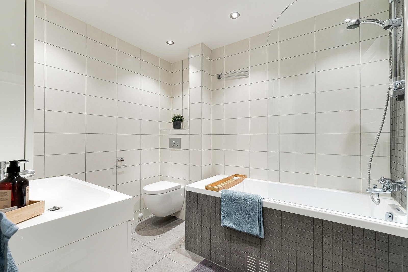 Badet er pusset opp i regi av forrige eier i 2015 - Badekar/dusjnisje, vegghengt toalett og stor servant Galleribilde