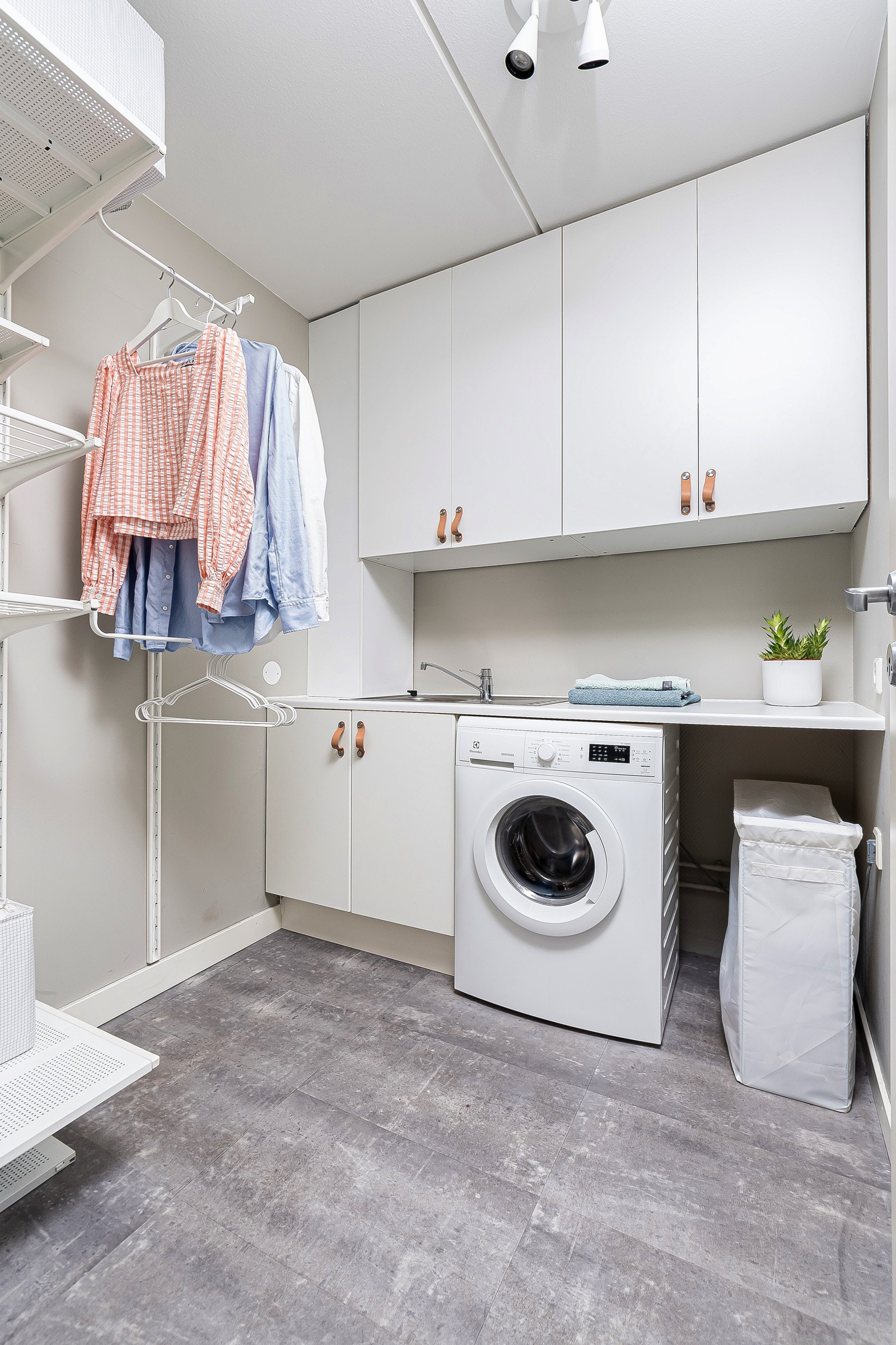 Romslig og praktisk vaskerom fra mellomgang Galleribilde